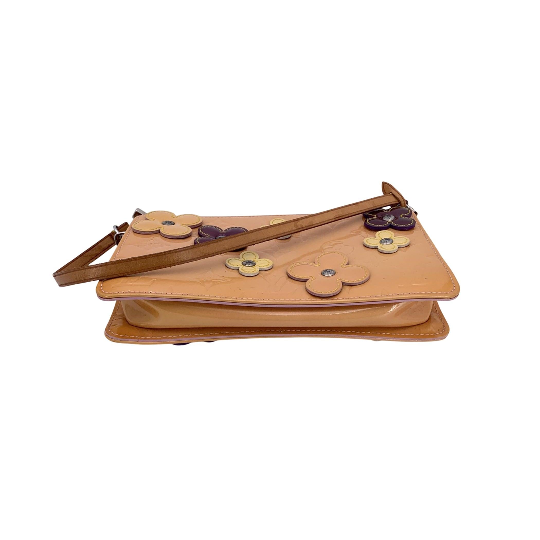 Louis Vuitton Lexington Pochette-Tasche mit Monogramm Vernis Flower in Beige Damen im Angebot