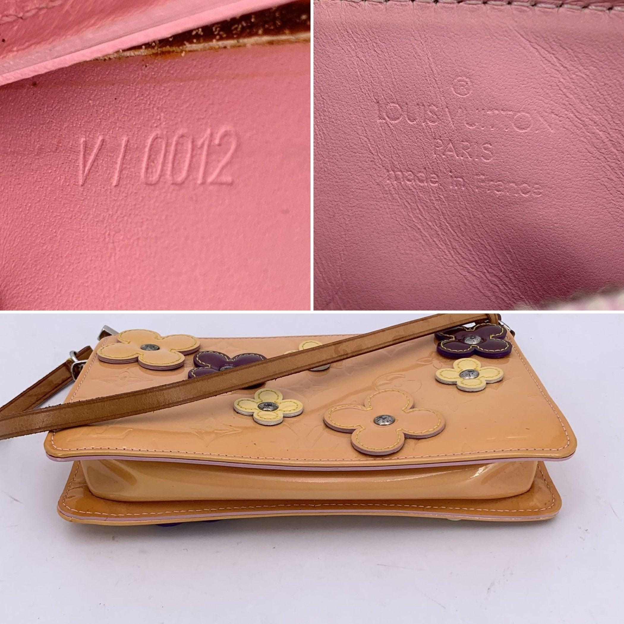Louis Vuitton Lexington Pochette-Tasche mit Monogramm Vernis Flower in Beige im Angebot 2