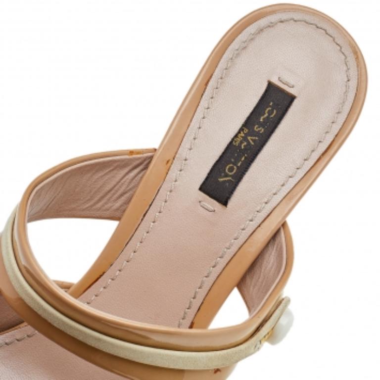 Louis Vuitton Beige Patent Leather And Suede Metal Cap Toe Mules Size 38.5 In Fair Condition In Dubai, Al Qouz 2