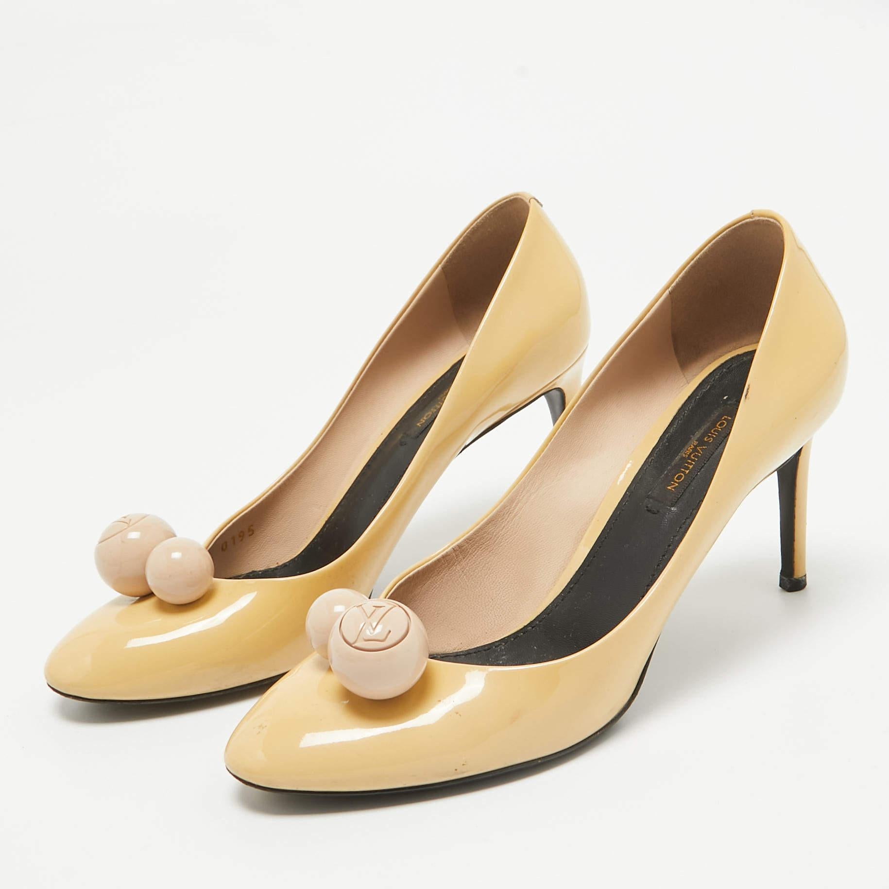 Haz una declaración de estilo chic con estos zapatos de salón de diseño. Presentan tacones resistentes y suelas duraderas perfectas para tus salidas a la moda
