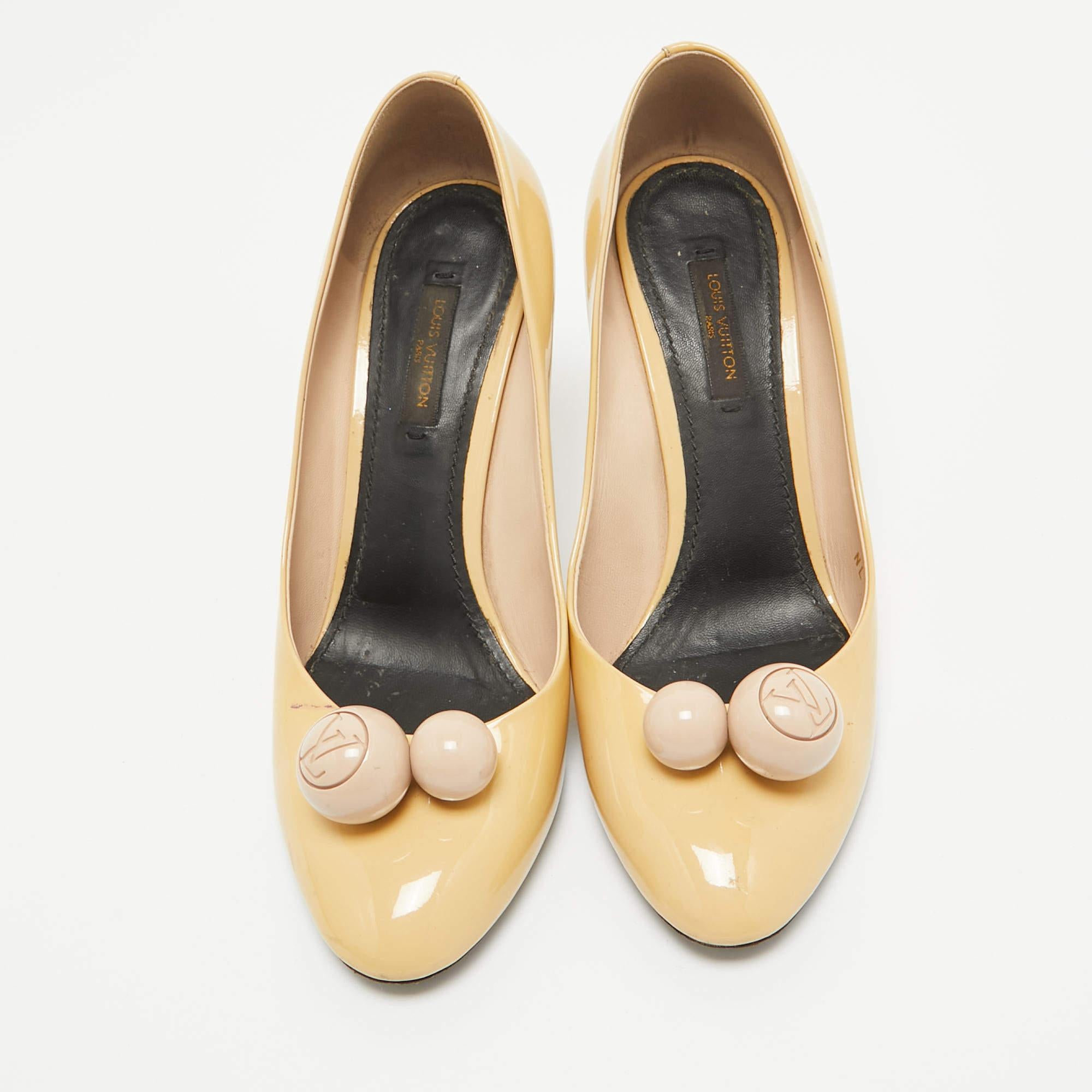 Bombas Betty de charol beige Louis Vuitton talla 37.5 Beige en venta