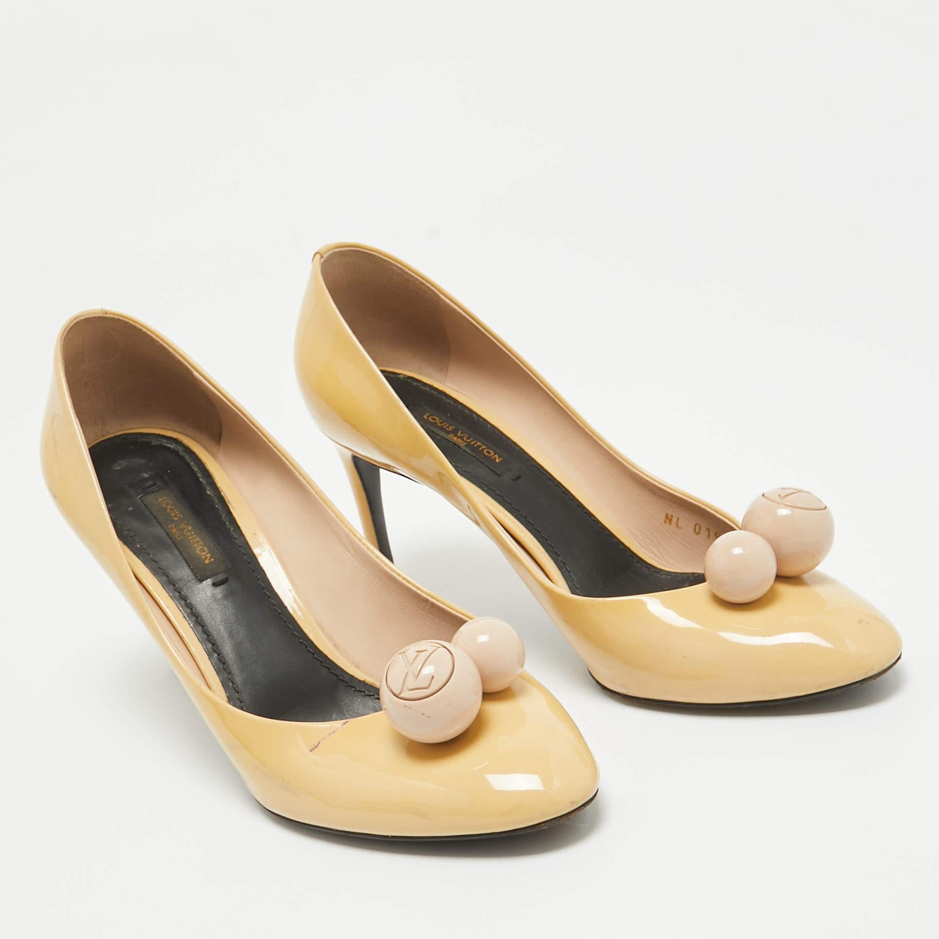 Bombas Betty de charol beige Louis Vuitton talla 37.5 en Bastante bueno estado para la venta en Dubai, Al Qouz 2