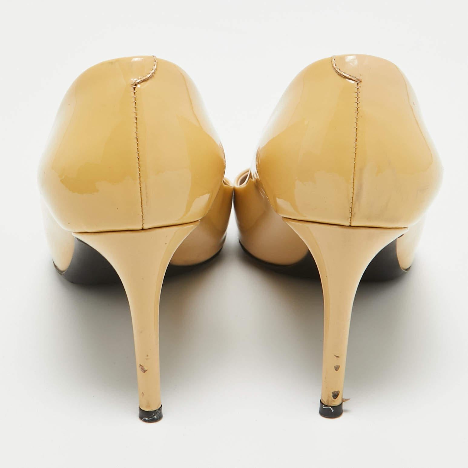 De las mujeres Bombas Betty de charol beige Louis Vuitton talla 37.5 en venta