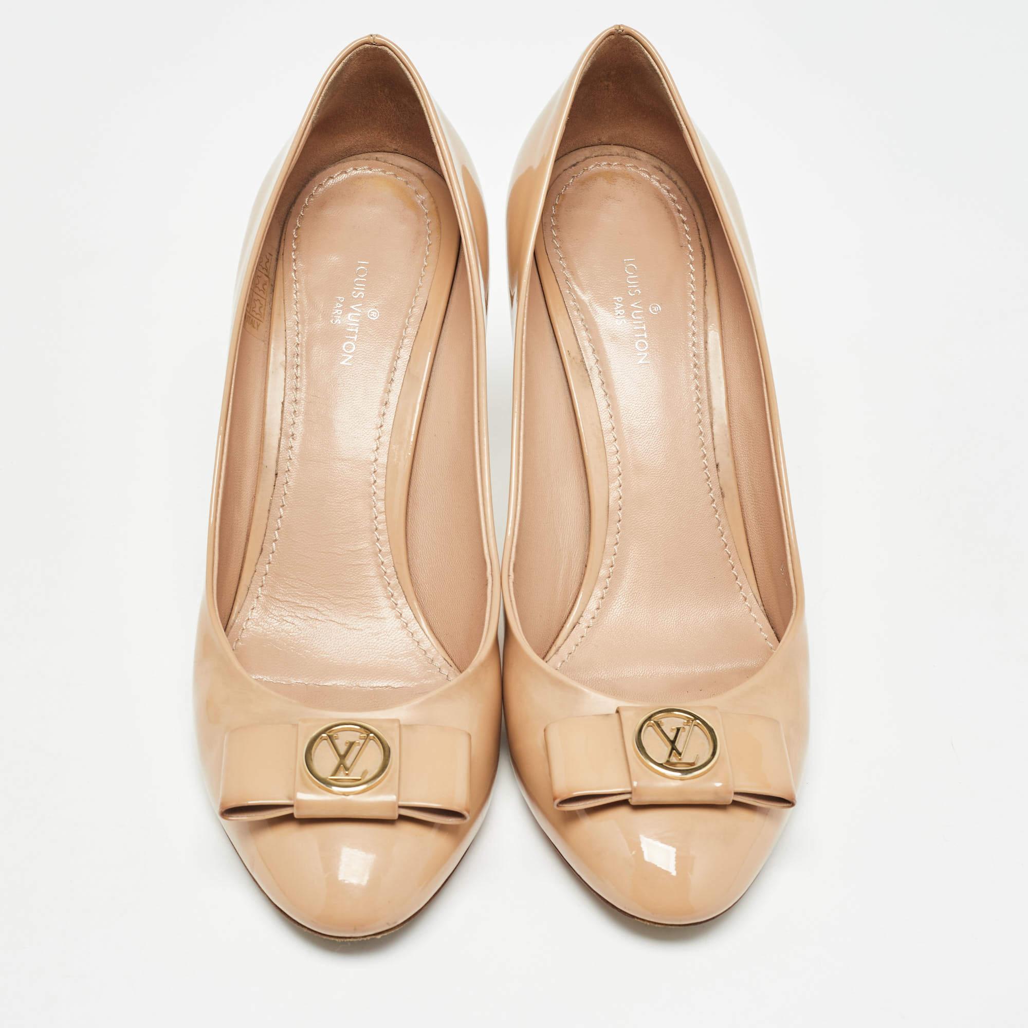 Louis Vuitton Beige Patent Leather Bow Round Toe Pumps Size 37.5 In Good Condition In Dubai, Al Qouz 2