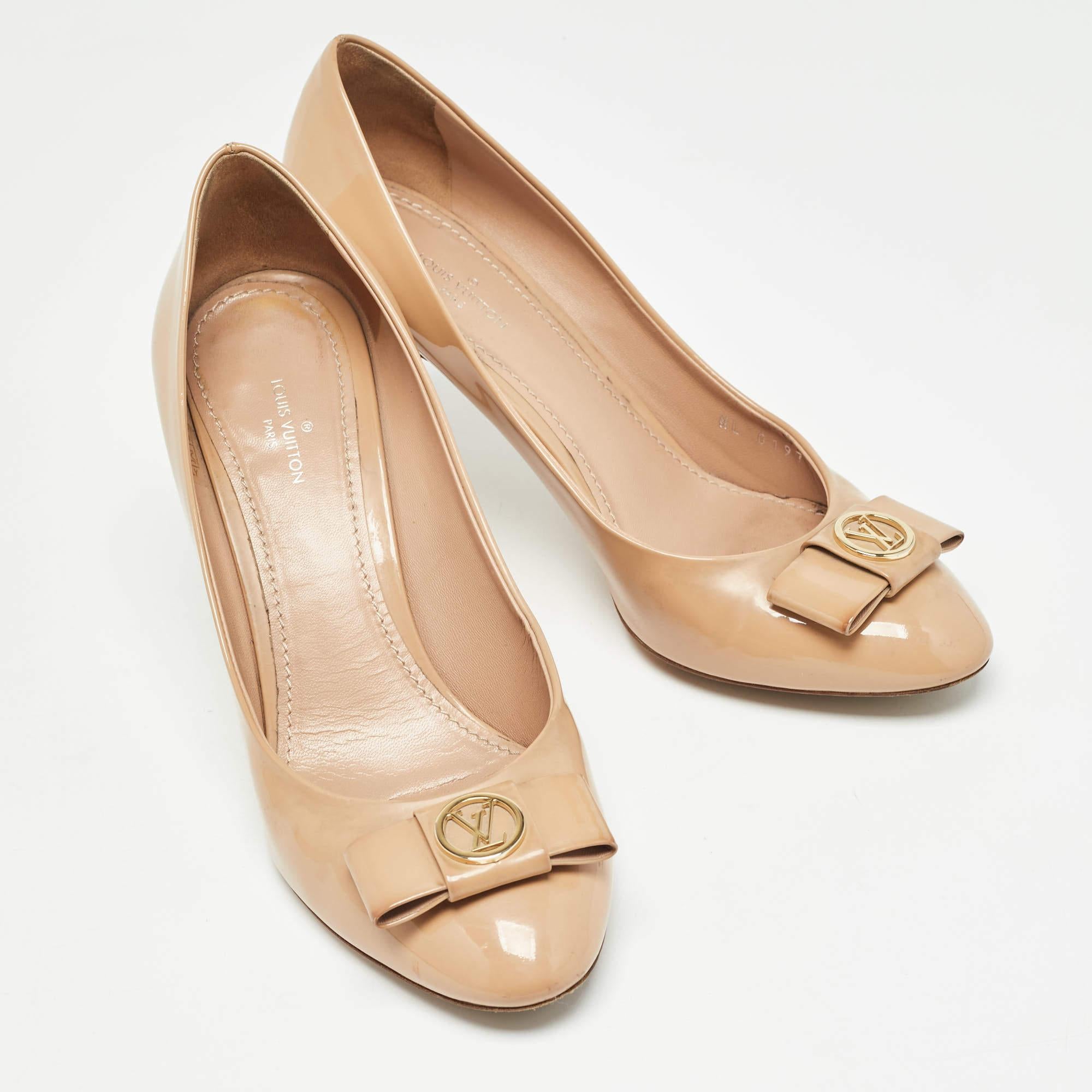 Women's Louis Vuitton Beige Patent Leather Bow Round Toe Pumps Size 37.5