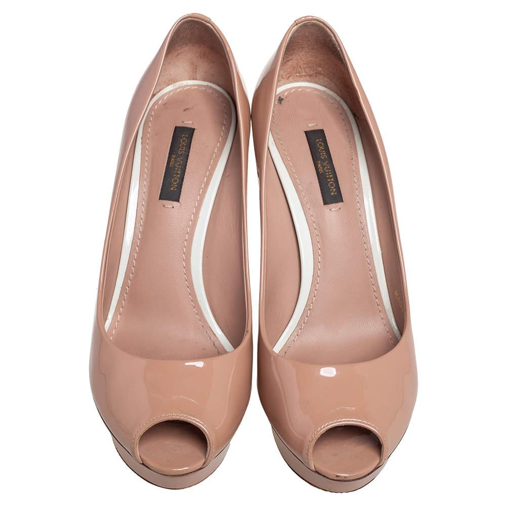 Louis Vuitton Beige Lackleder Eyeline Peep Toe Plateau Pumps Größe 37 im Zustand „Gut“ in Dubai, Al Qouz 2