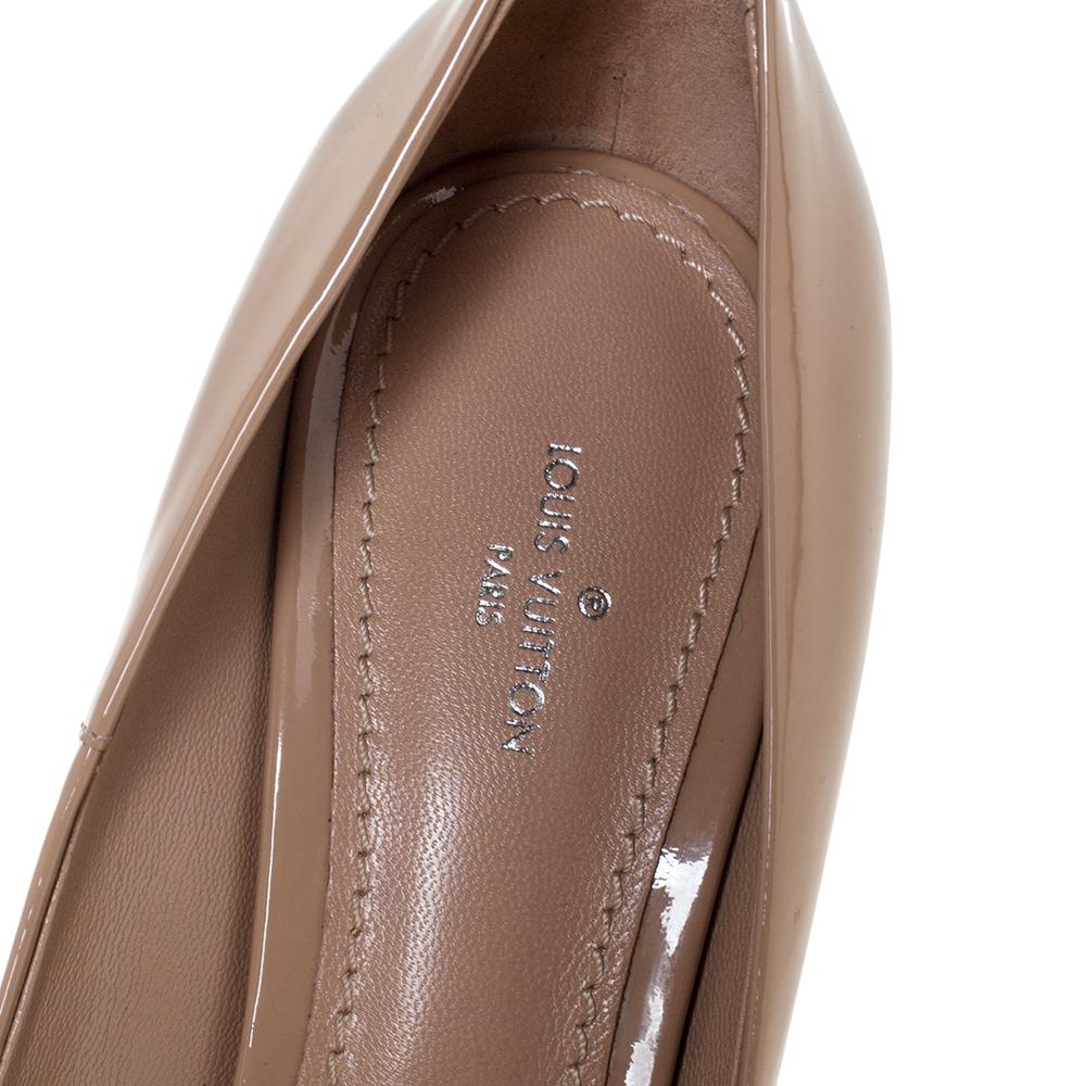 Women's Louis Vuitton Beige Patent Leather Eyeline Pointed Toe Pumps Size 38.5