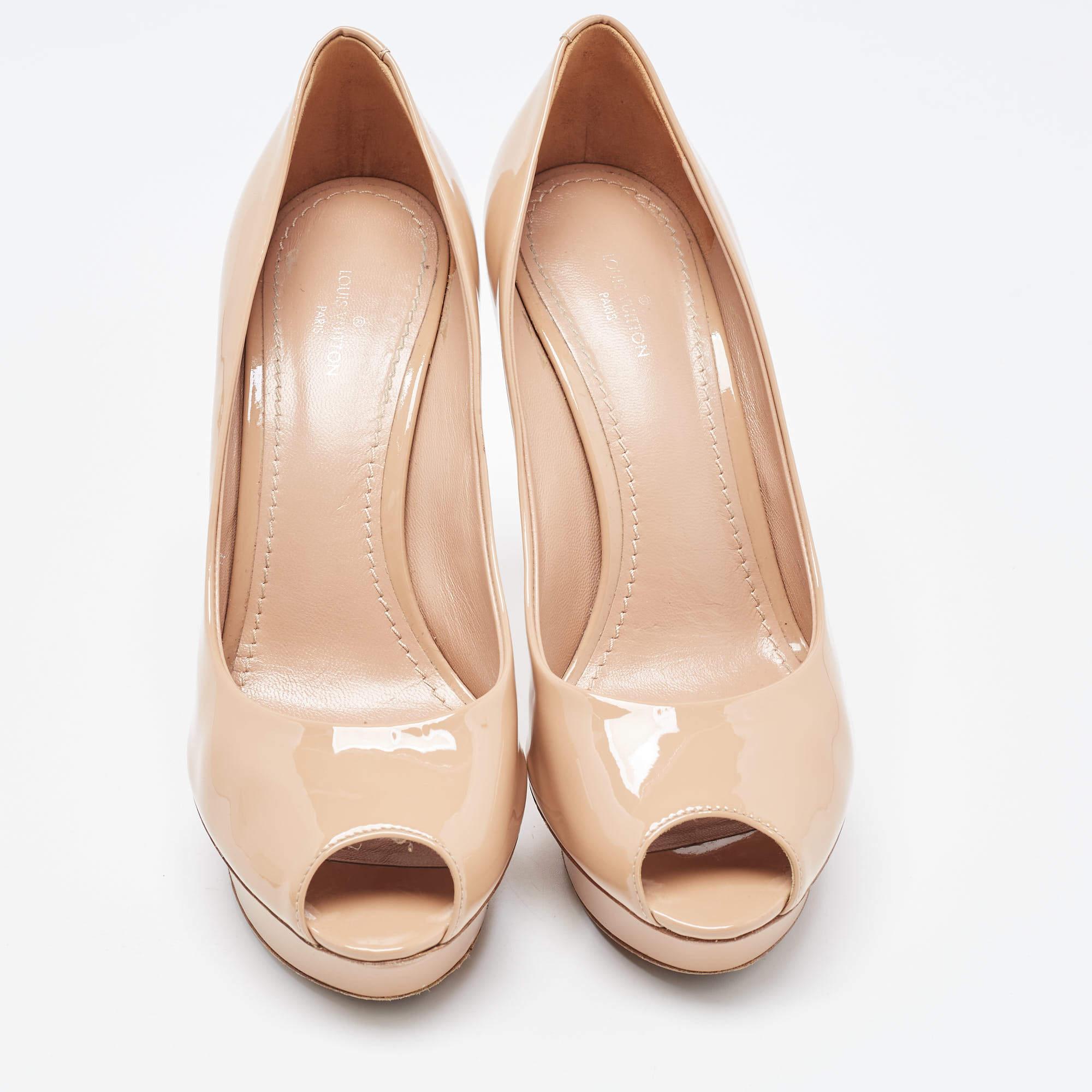 Beige Escarpins à œillets Louis Vuitton en cuir verni beige, taille 37 en vente
