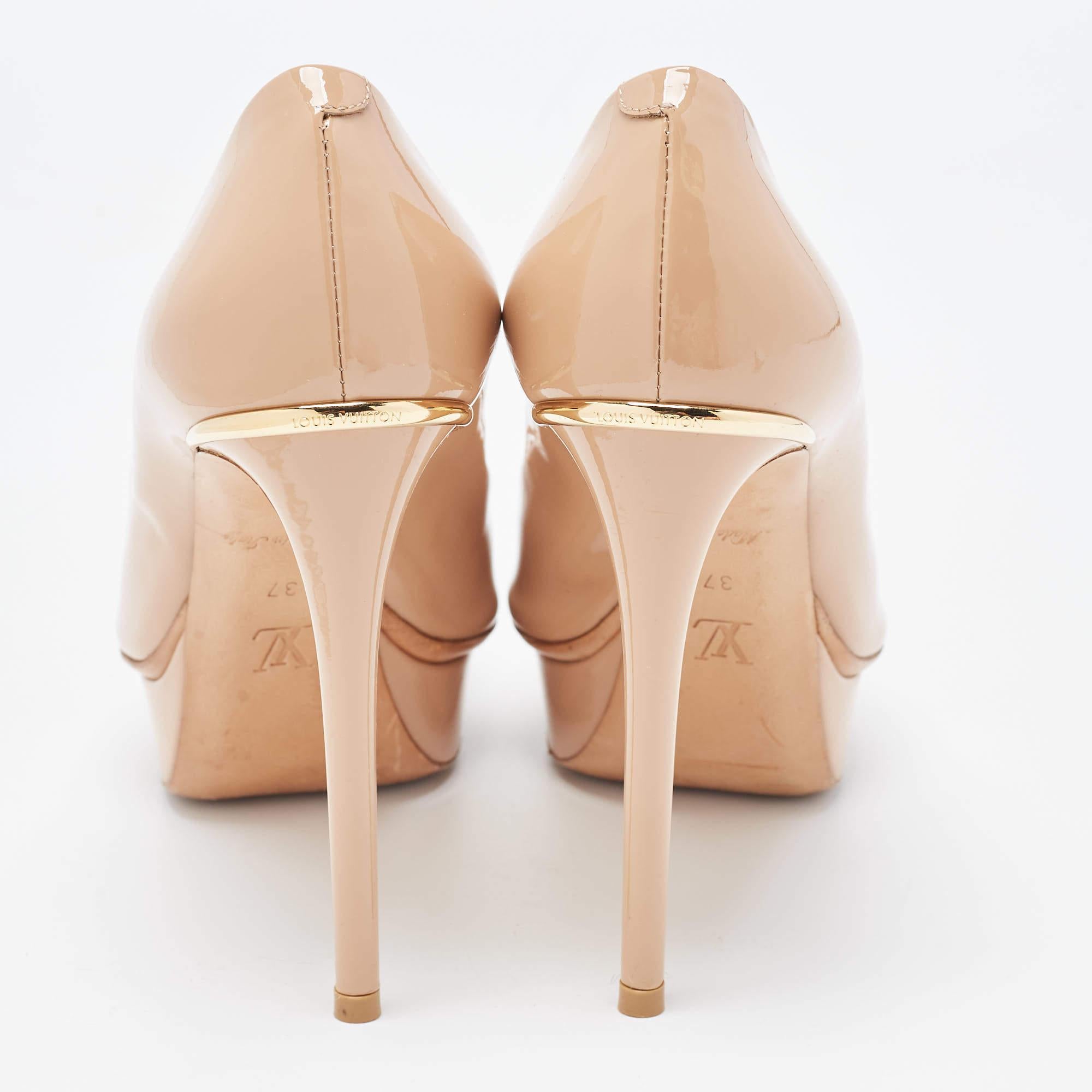 Escarpins à œillets Louis Vuitton en cuir verni beige, taille 37 Pour femmes en vente