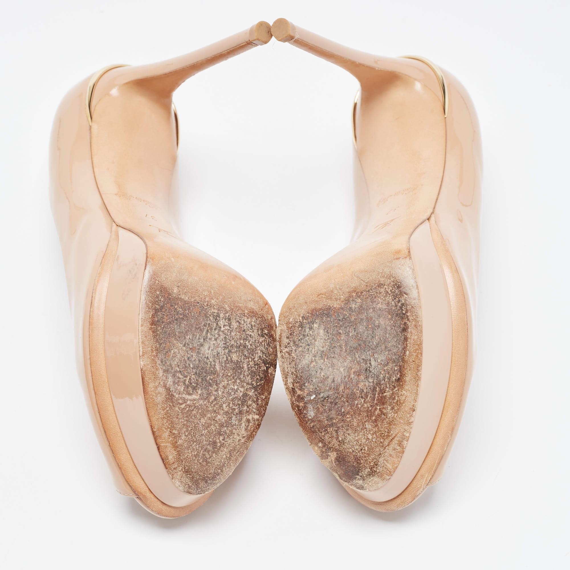 Escarpins à œillets Louis Vuitton en cuir verni beige, taille 37 en vente 1