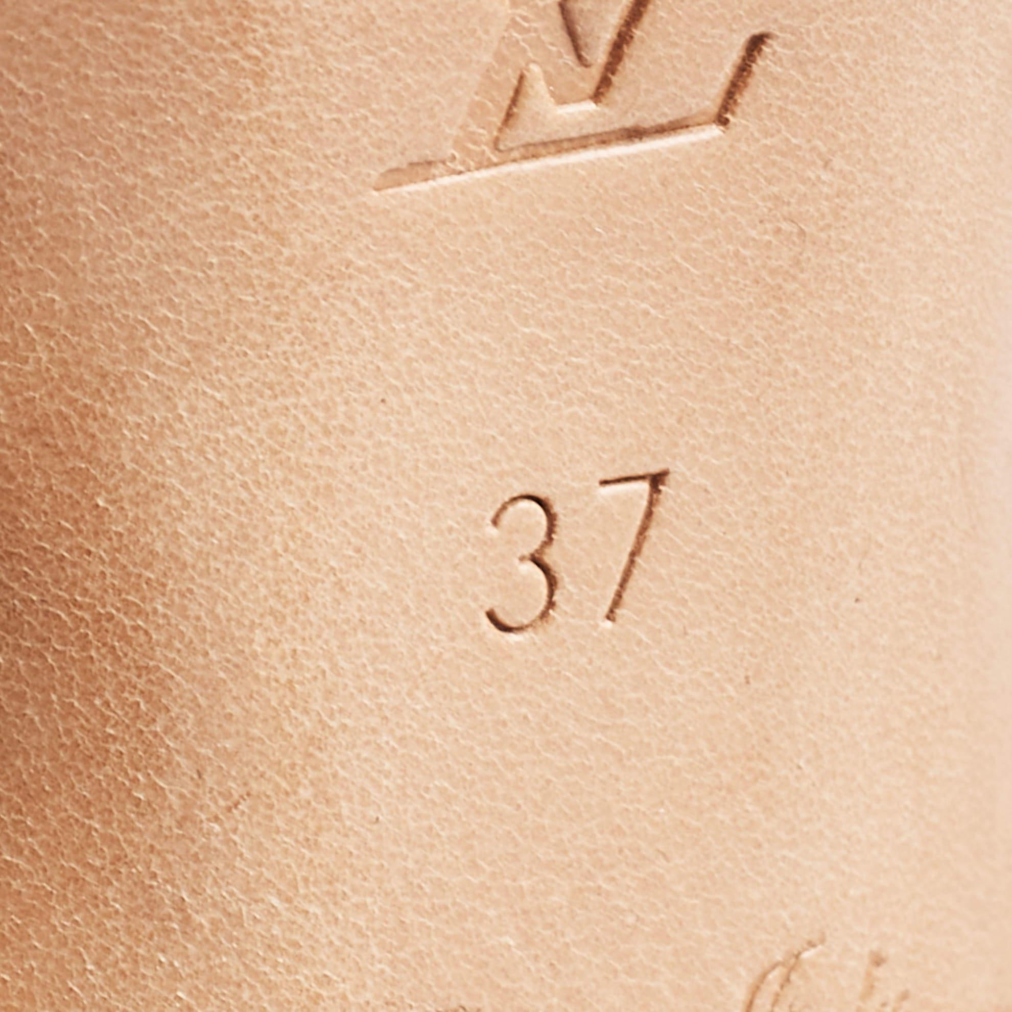 Escarpins à œillets Louis Vuitton en cuir verni beige, taille 37 en vente 2