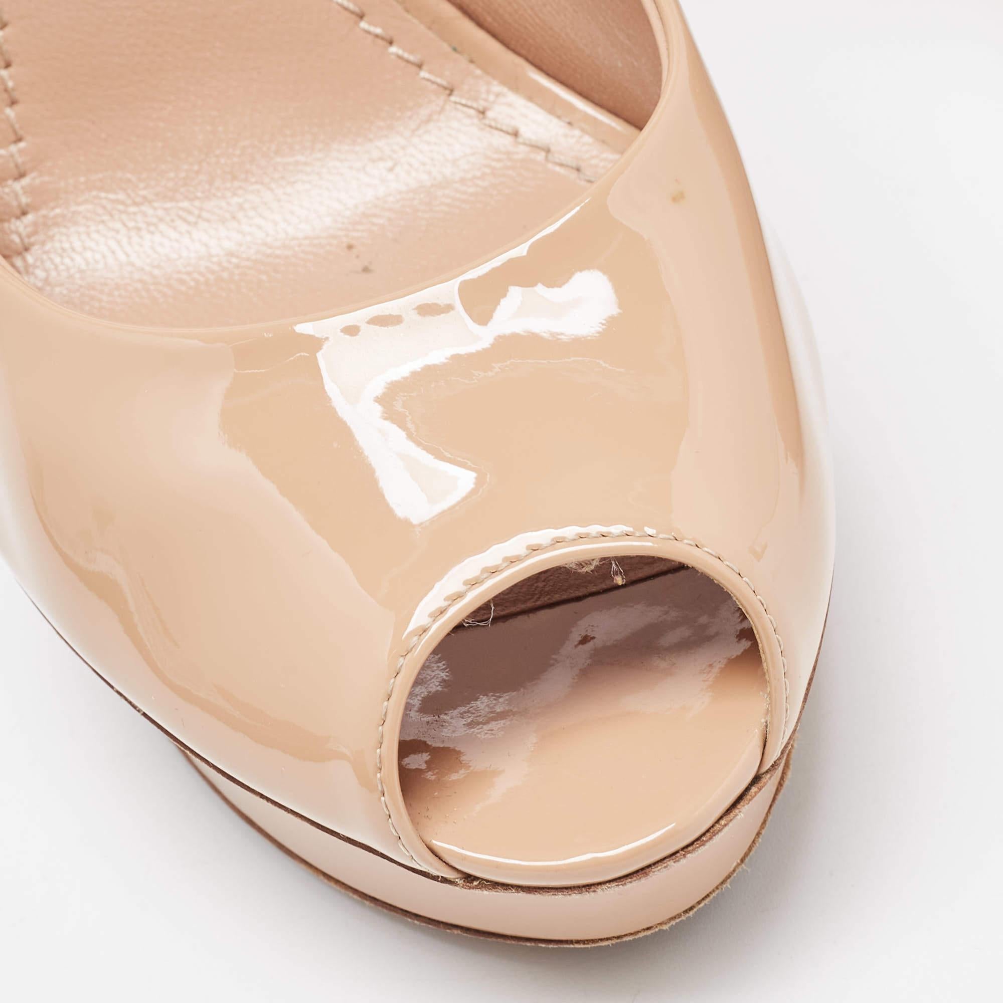 Escarpins à œillets Louis Vuitton en cuir verni beige, taille 37 en vente 3