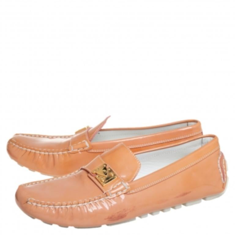 It's time to say goodbye to your old shoes with these loafers from Louis Vuitton. These lovely beige loafers are crafted from patent leather and feature round toes. The pair stands out with the gold-tone buckle detailing on the vamps and