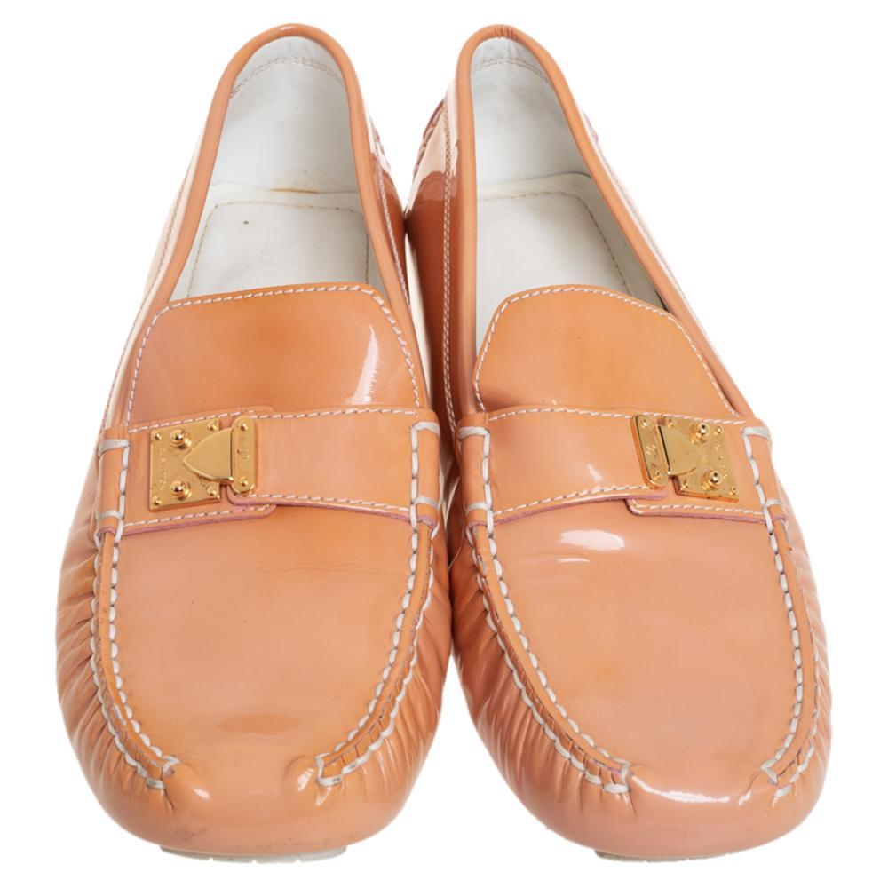 It's time to say goodbye to your old shoes with these loafers from Louis Vuitton. These lovely beige loafers are crafted from patent leather and feature round toes. The pair stands out with the gold-tone buckle detailing on the vamps and