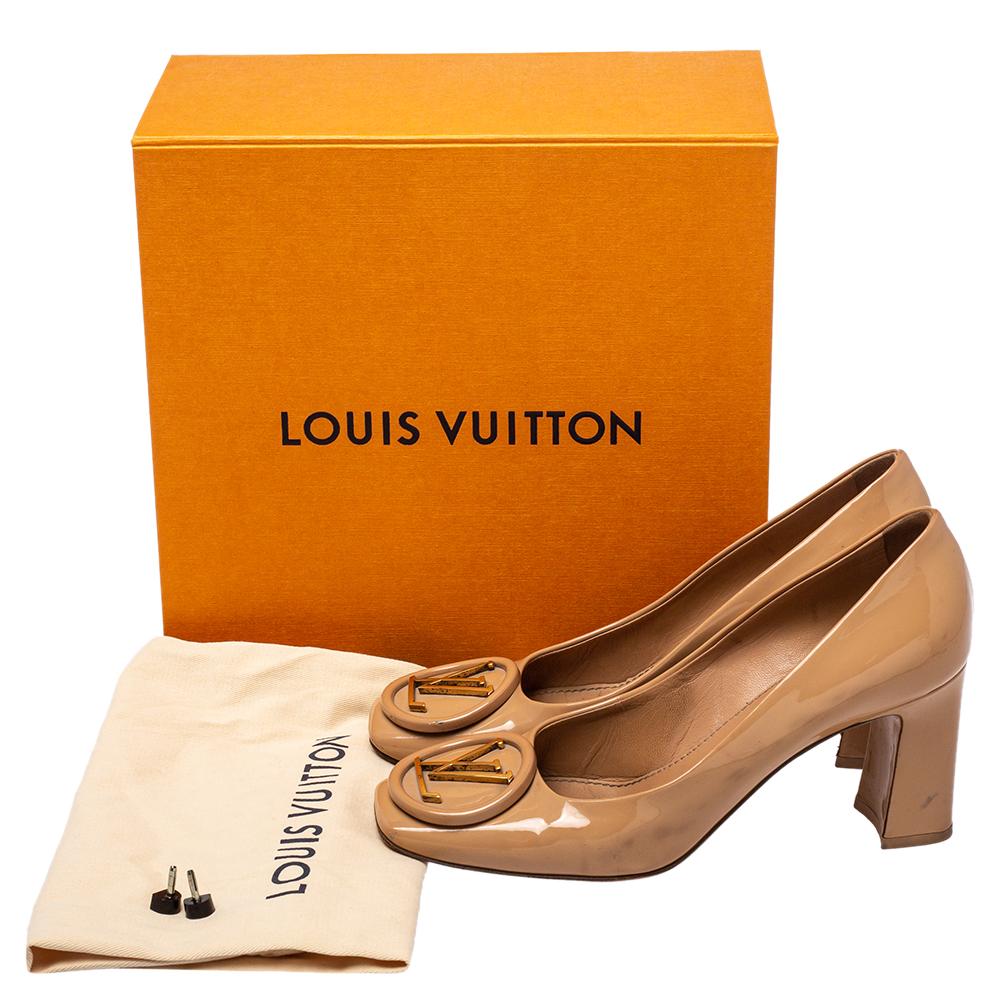 Louis Vuitton Beige Patent Leather Madeleine Black Heel Pumps Size 37.5 In Good Condition In Dubai, Al Qouz 2