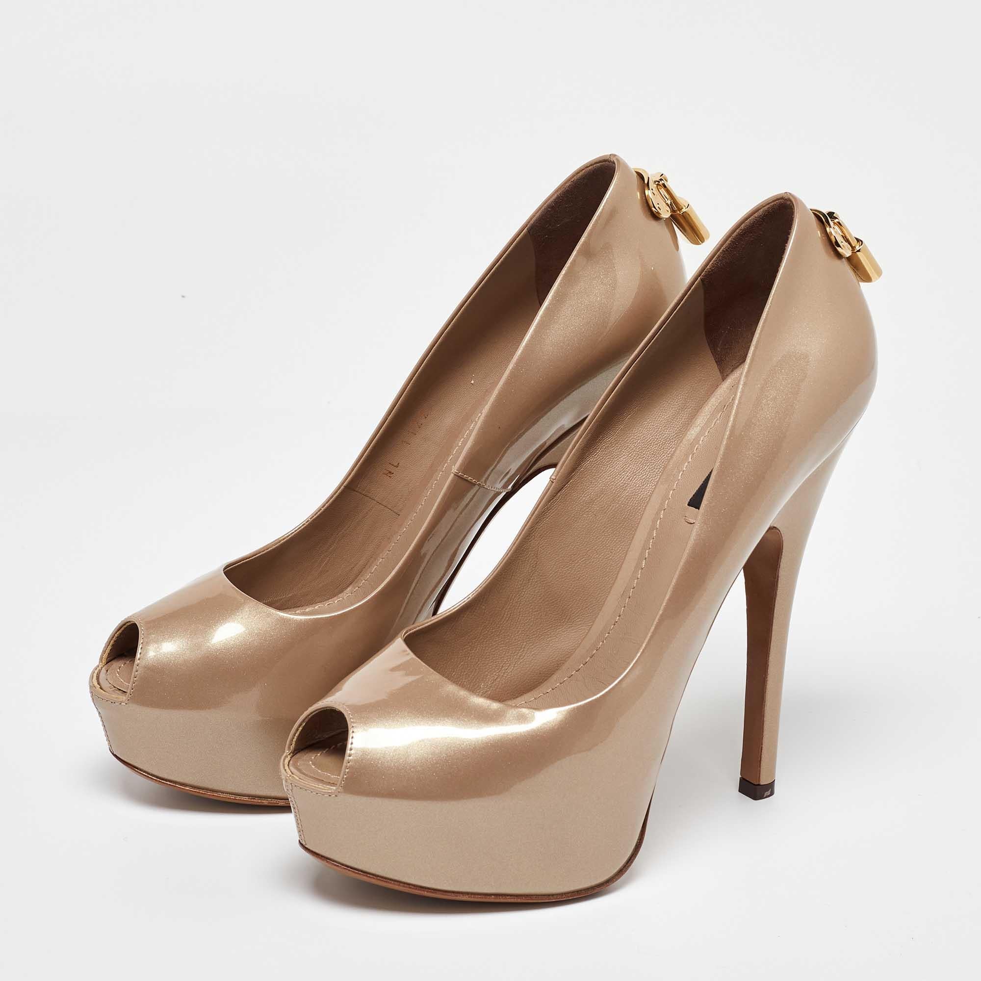 Scopri l'eleganza delle calzature con queste décolleté peep toe beige di LV. Progettati meticolosamente, questi tacchi coniugano moda e comfort per farti brillare in ogni ambiente.