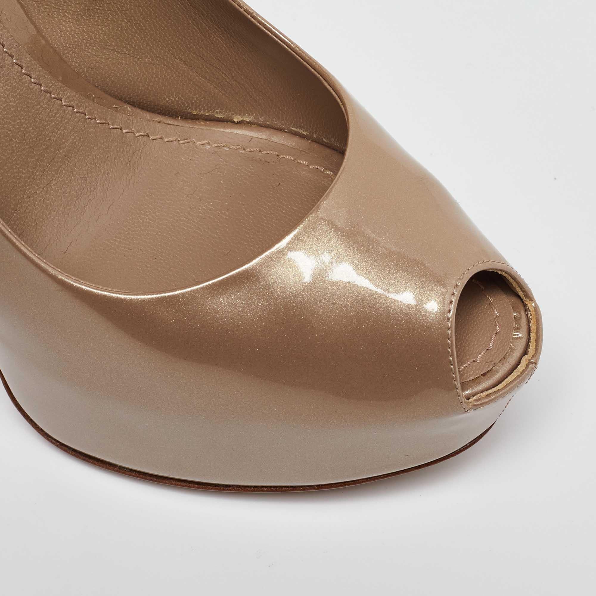 Louis Vuitton Beige Patent Leather Oh Really Peep Toe Platform Pumps Taglia 36.5 in vendita 4