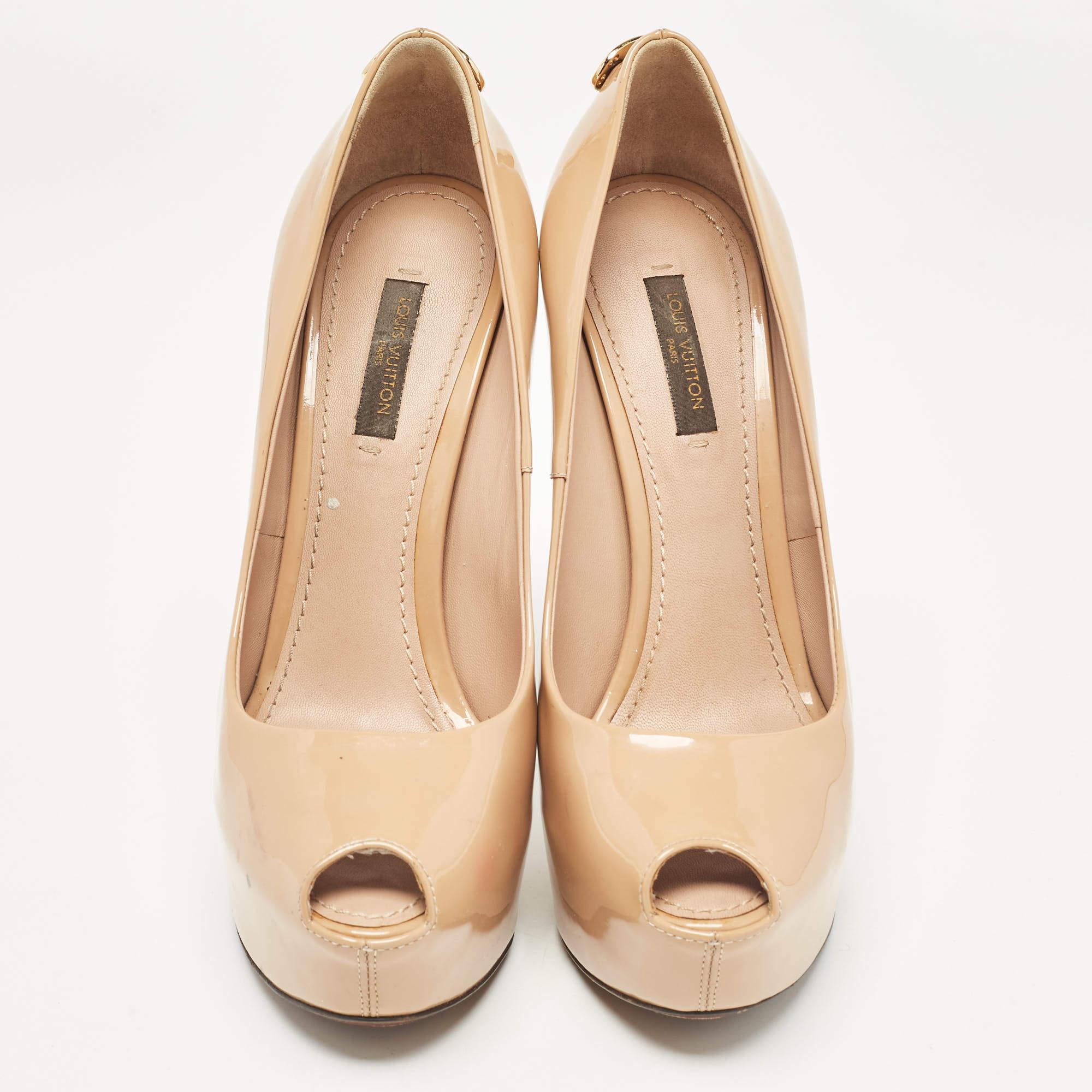 Louis Vuitton Beige Patent Leather Oh Really ! Escarpins à bout ouvert, taille 36.5 État moyen - En vente à Dubai, Al Qouz 2