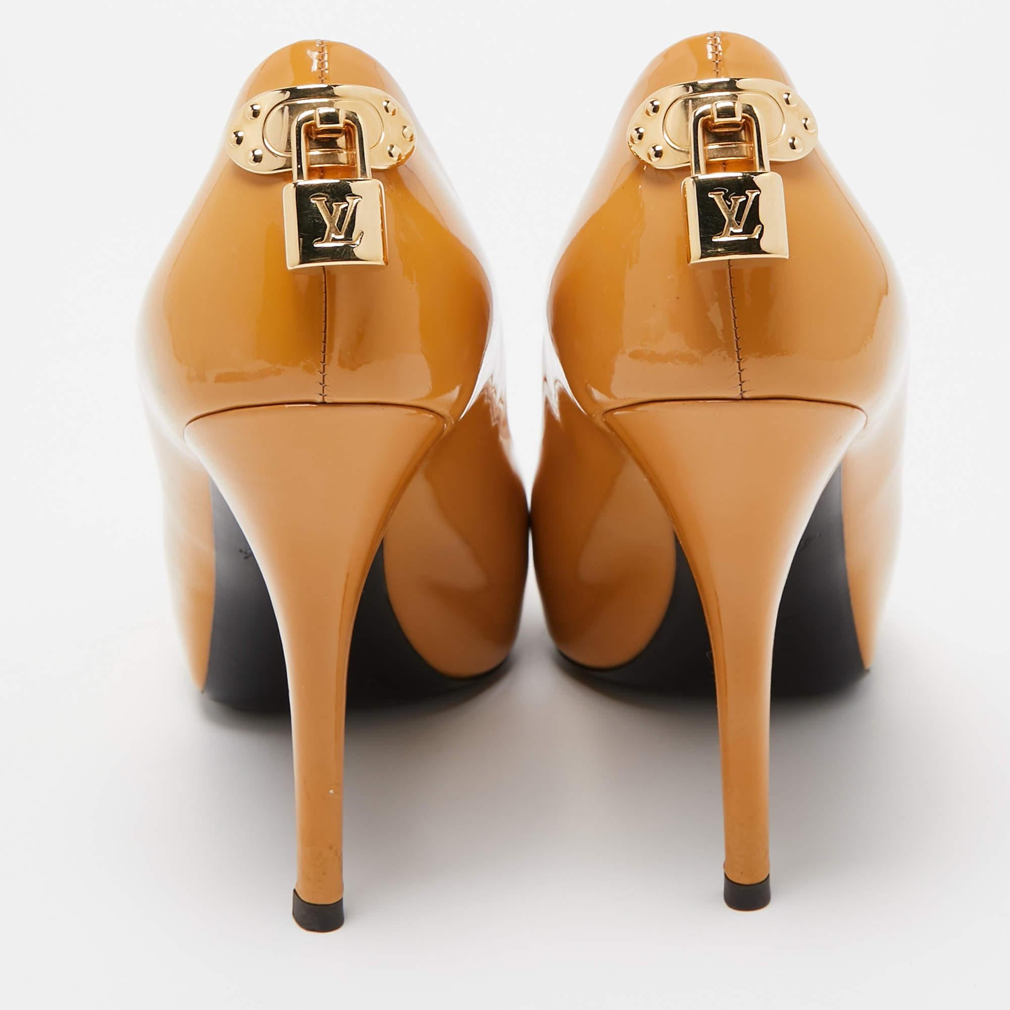 Beigefarbenes Lackleder von Louis Vuitton Oh Really! Peep Toe-Pumps Größe 37.5 (Orange) im Angebot
