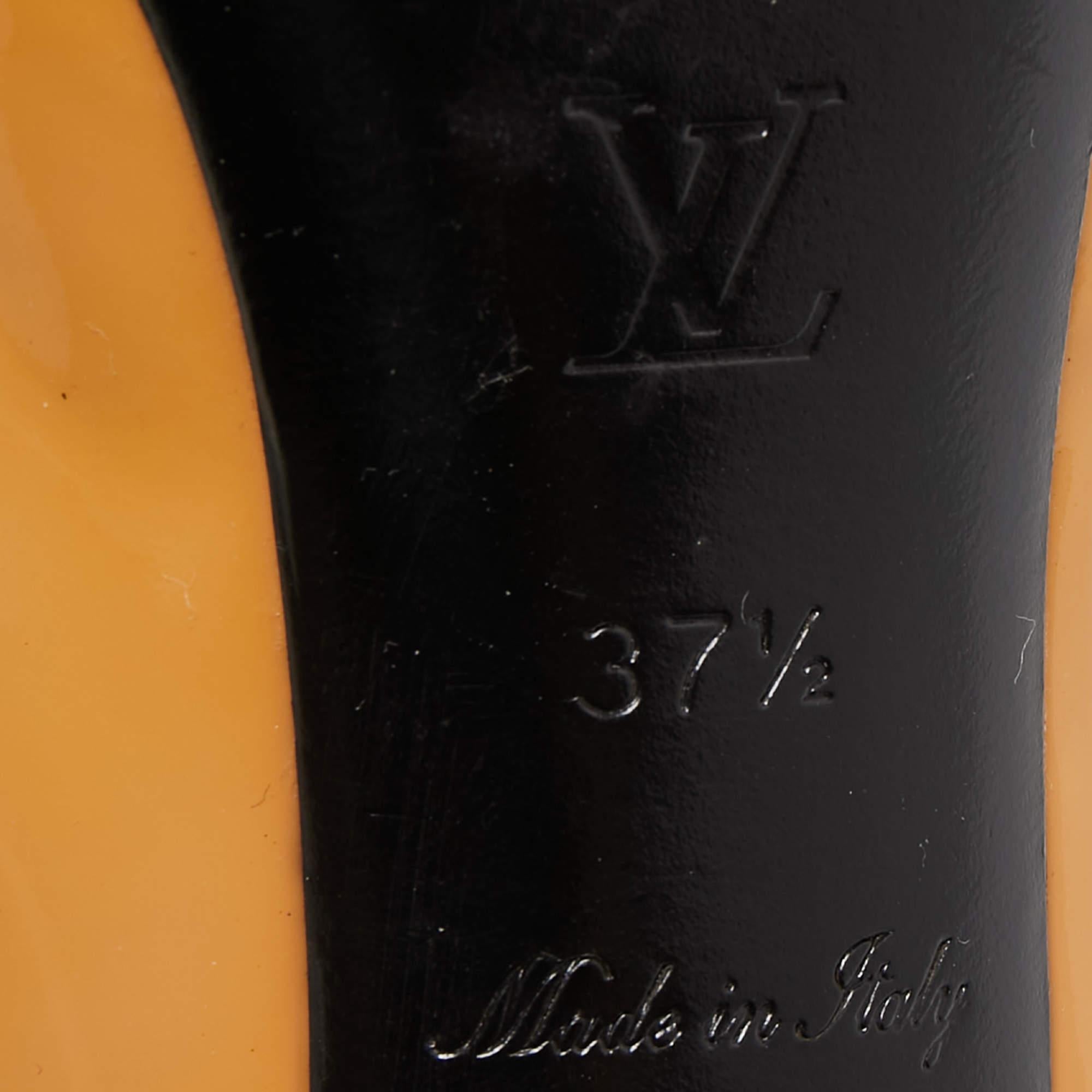 Beigefarbenes Lackleder von Louis Vuitton Oh Really! Peep Toe-Pumps Größe 37.5 im Angebot 1