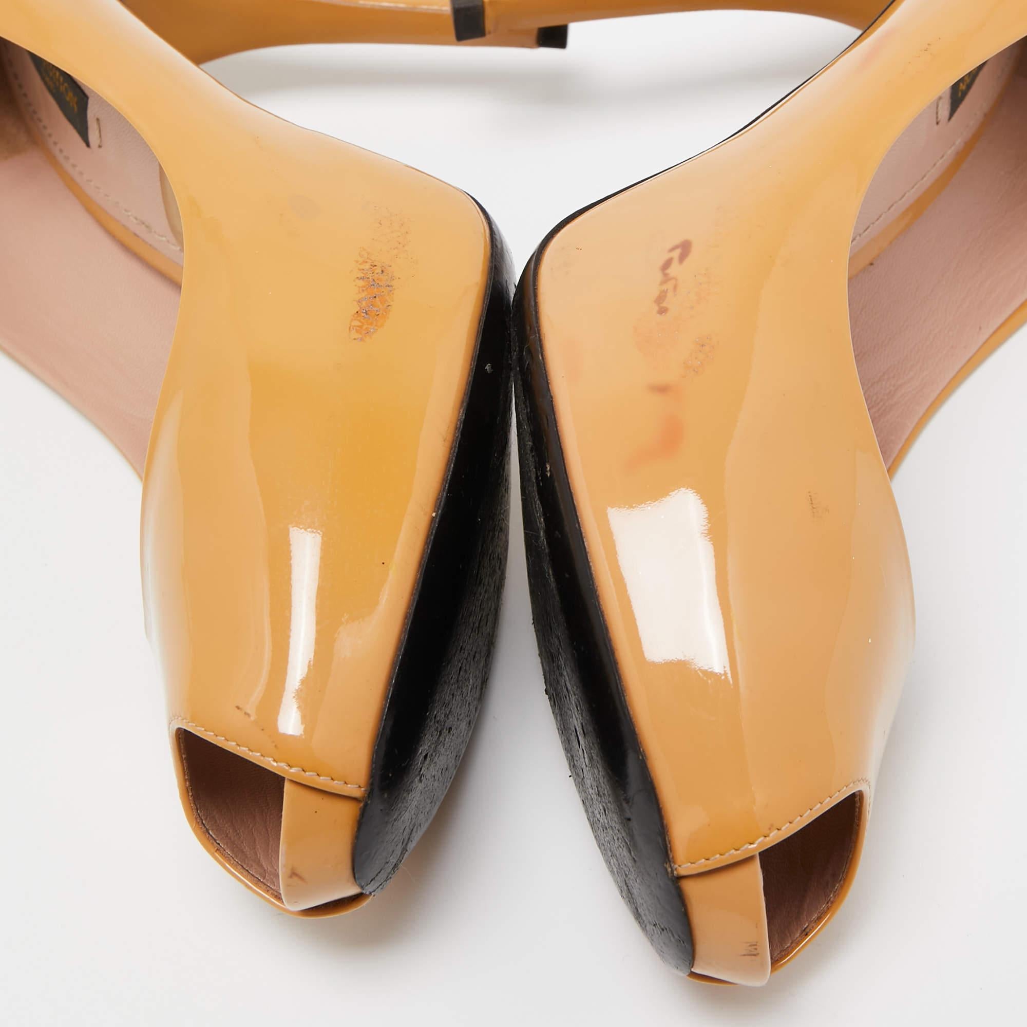Beigefarbenes Lackleder von Louis Vuitton Oh Really! Peep Toe-Pumps Größe 37.5 im Angebot 2