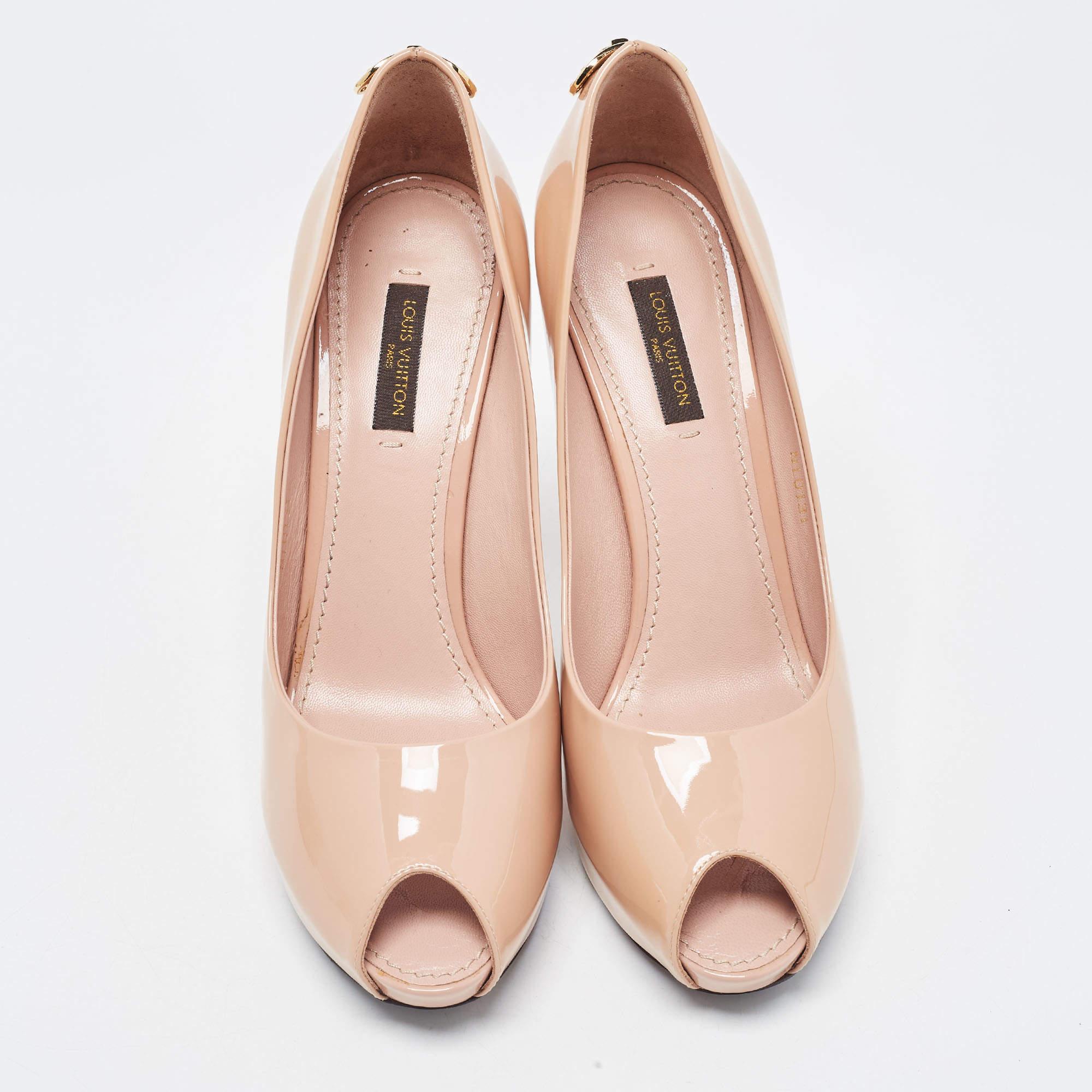 Curvaceous arches, a feminine appeal, and a well-built structure define this set of designer pumps. Coming with comfortable insoles and sleek heels, style them with your favorite outfits.

Includes: Original Dustbag

