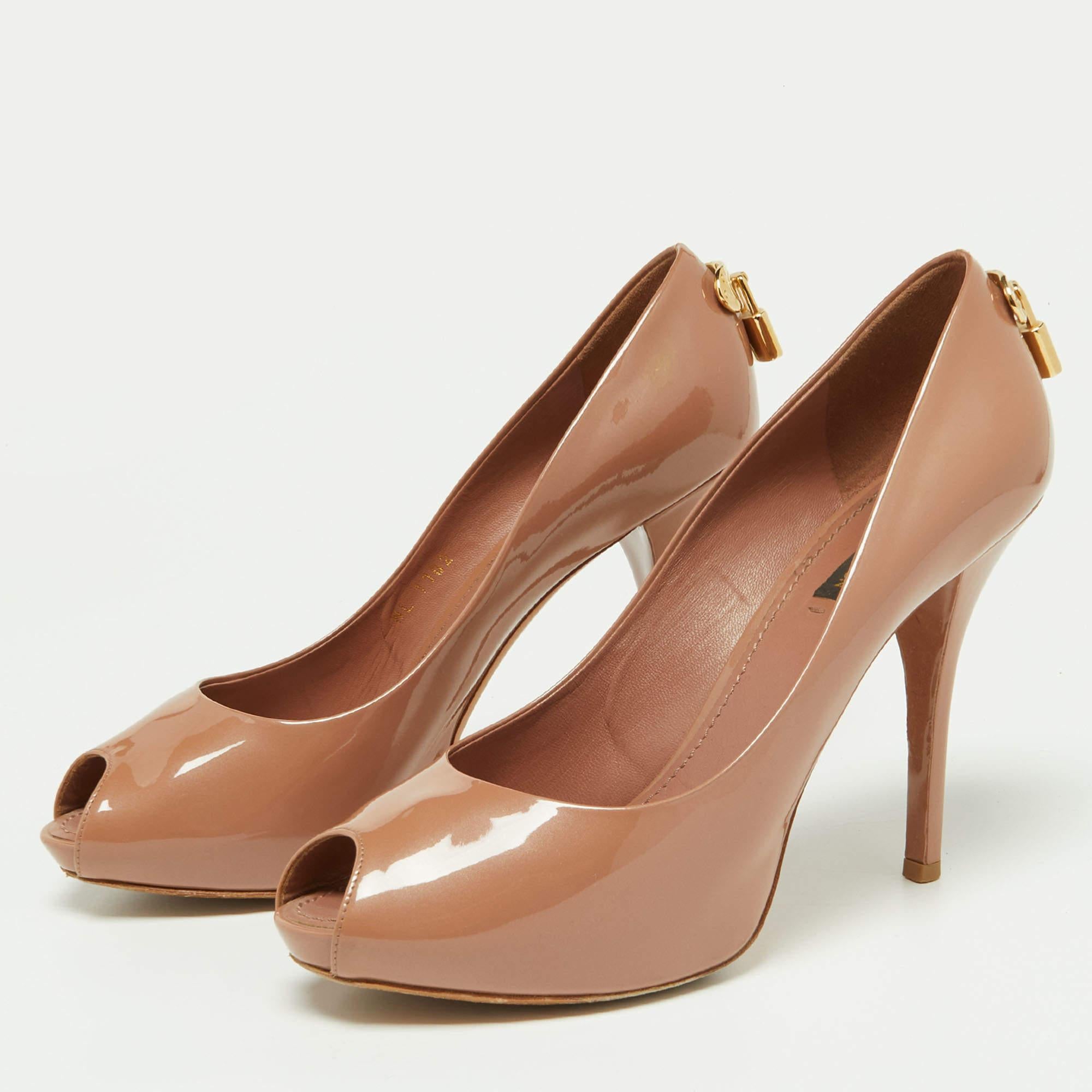 Get an elegant look with these pumps by Louis Vuitton. Beautifully designed, they flaunt peep toes and comfortable heels. Strike the right pose by assembling the pair with a dress or jumpsuit.

