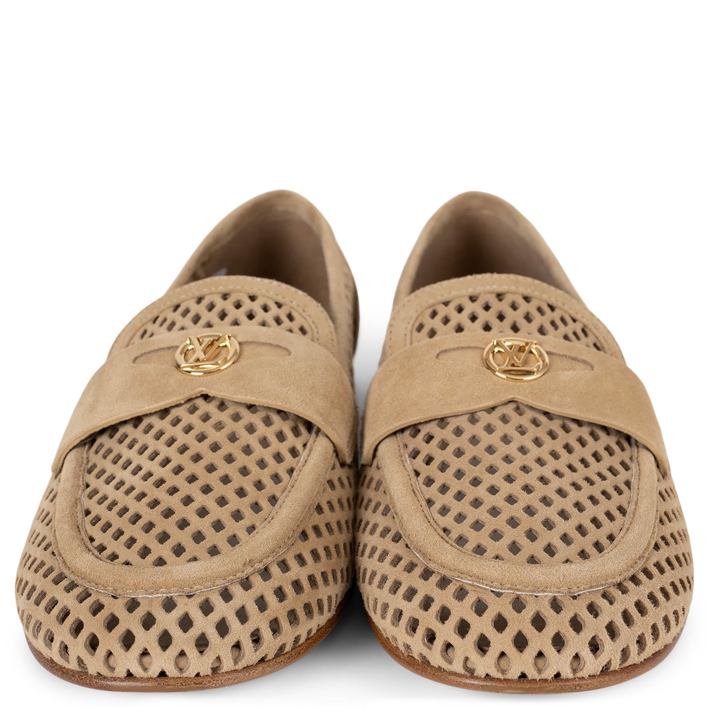 Ce penny loafer Louis Vuitton Soho 100% authentique en daim chèvre perforé beige incarne l'élégance raffinée. Dotée d'une silhouette intemporelle et d'orteils arrondis, elle présente une bride à découpe classique ornée d'un accessoire LV Circle en