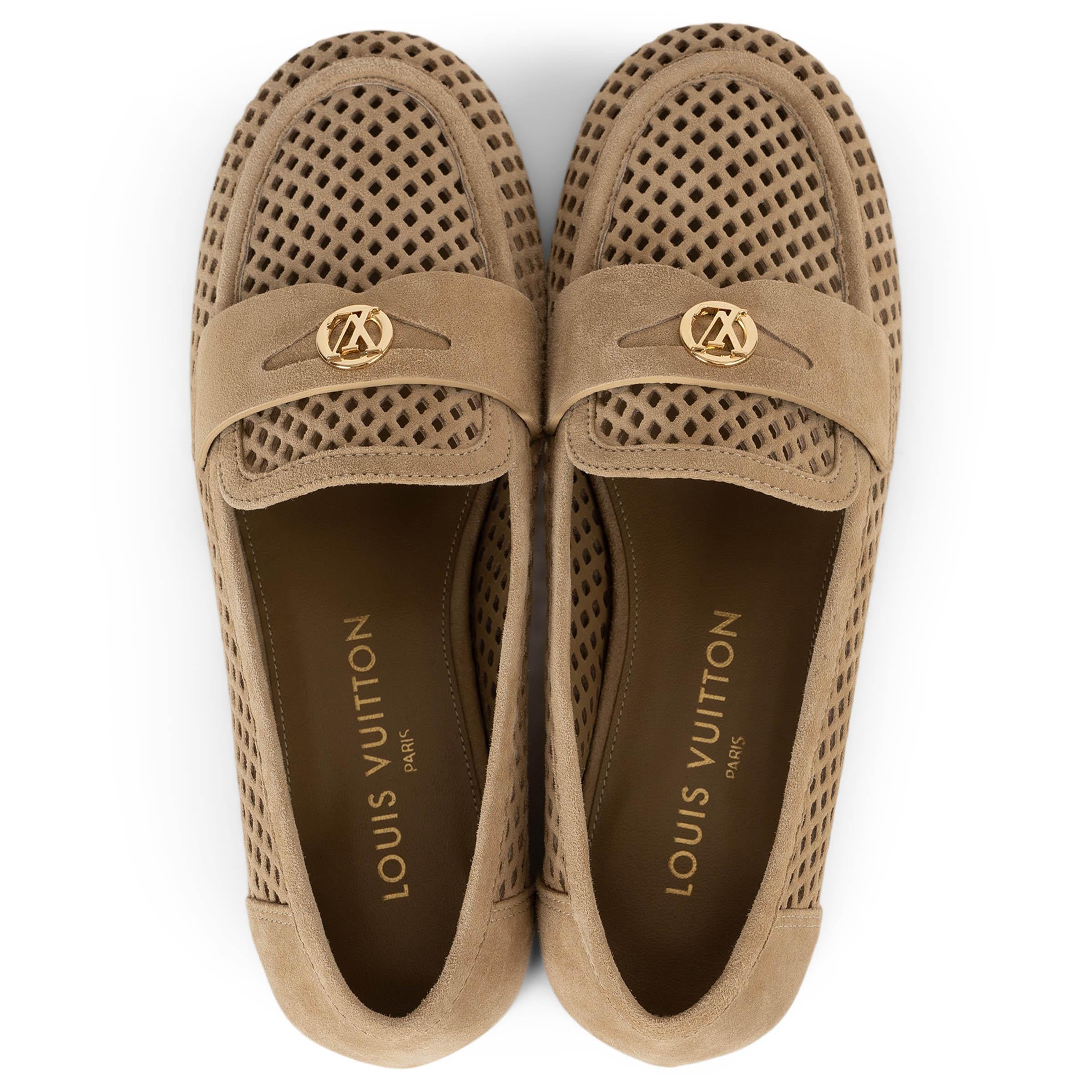 LOUIS VUITTON Mocassins SOHO en daim perforé beige Chaussures 38.5 Pour femmes en vente