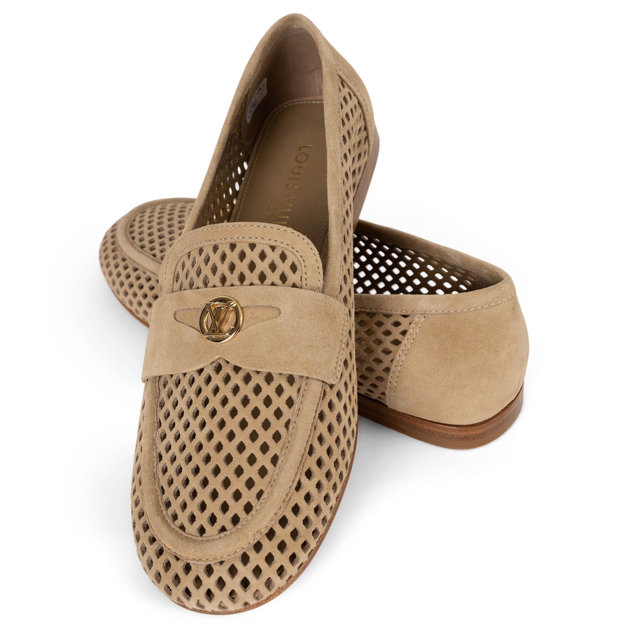 LOUIS VUITTON Mocassins SOHO en daim perforé beige Chaussures 38.5 en vente 1