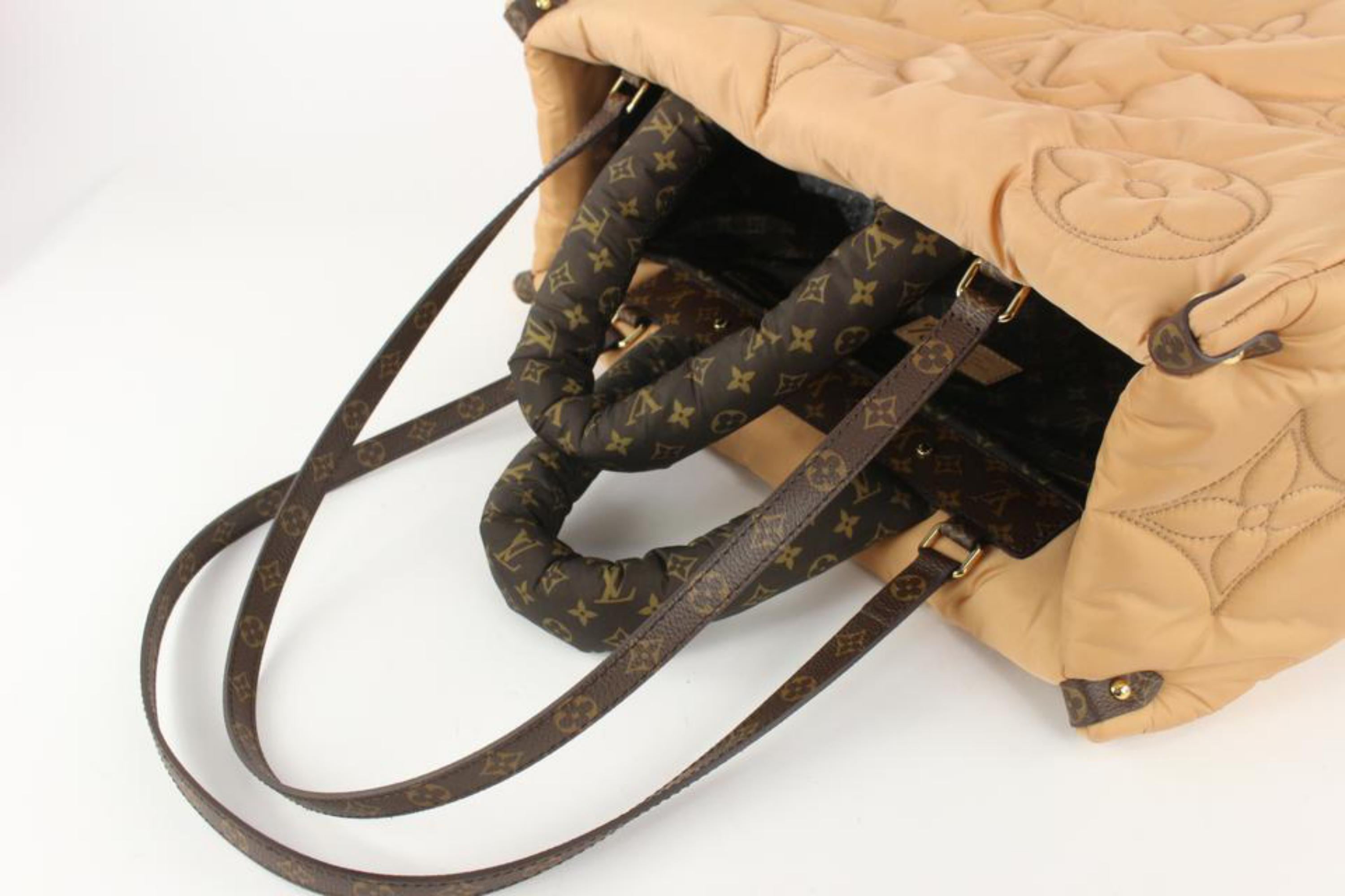 Louis Vuitton Beige Pillow Monogram Puffer Onthego GM Tote 1111lv29 In New Condition In Dix hills, NY