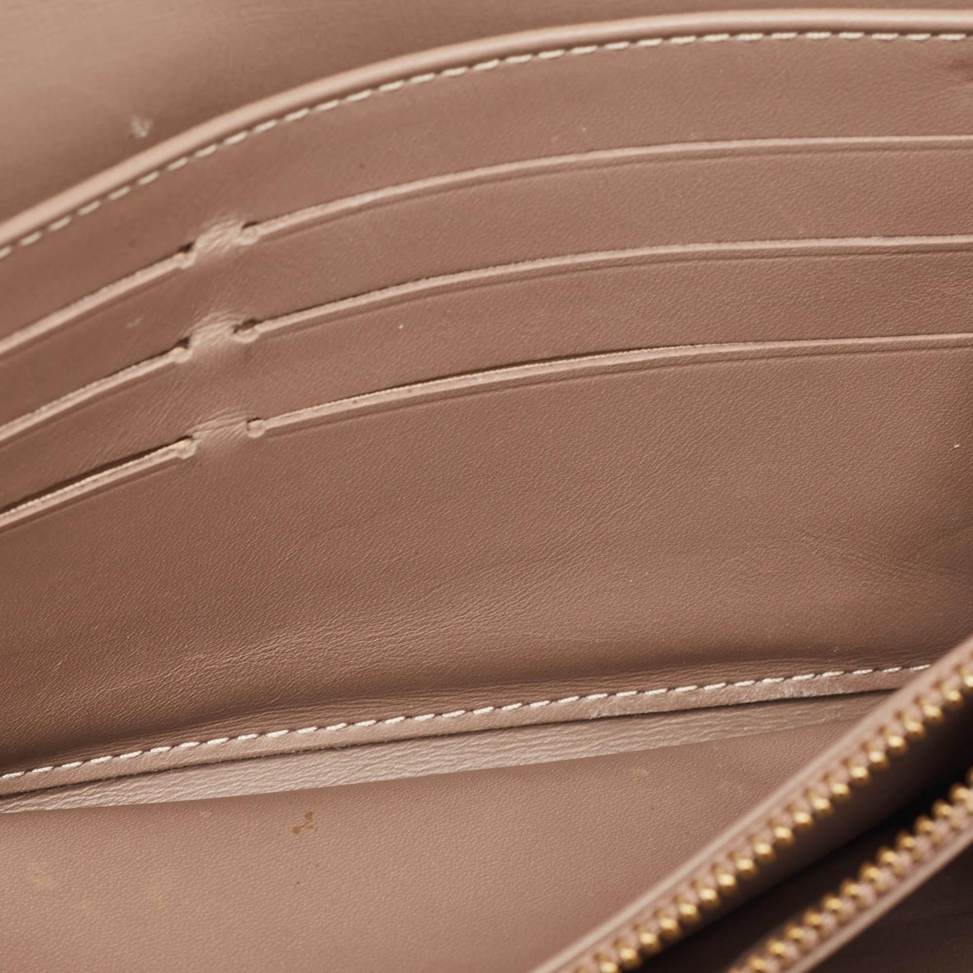 Realizzata con la tela Mahina Monogram.  questo portafoglio di Louis Vuitton Sarah è un accessorio prezioso. Il suo interno a scomparti è perfetto per riporre i tuoi oggetti monetari essenziali.  e gli accenti in tonalità argento le conferiscono