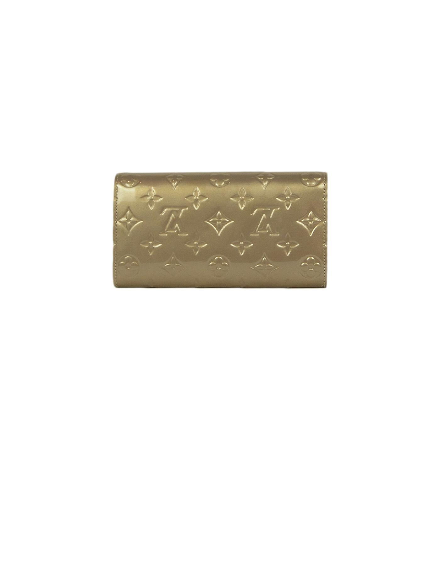 Louis Vuitton Beige Poudre Monogram Vernis Sarah Wallet

Made In: France
Year of Production: 2012
Color: Beige Poudre
Hardware: Goldtone 
Materials: Vernis Leather
Lining: Leather
Closure/Opening: Top flap with snap
Exterior Pockets: None
Interior