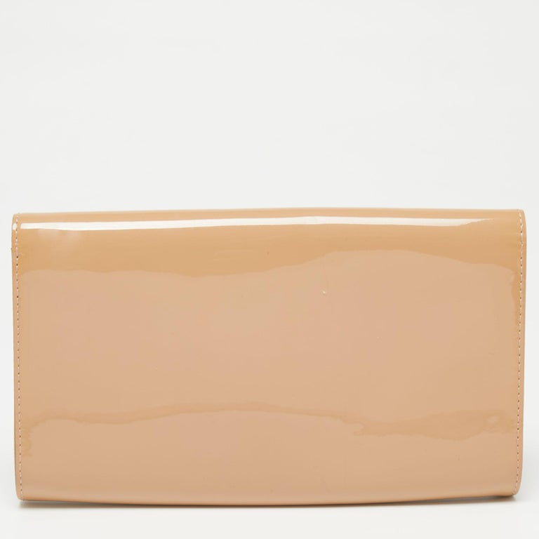 Patent leather clutch bag Louis Vuitton Beige in Patent leather - 33929653