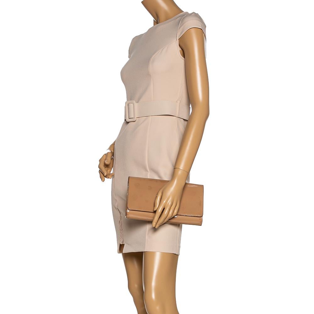 Louis Vuitton Beige Poudre Lackleder Louise Clutch im Zustand „Relativ gut“ in Dubai, Al Qouz 2