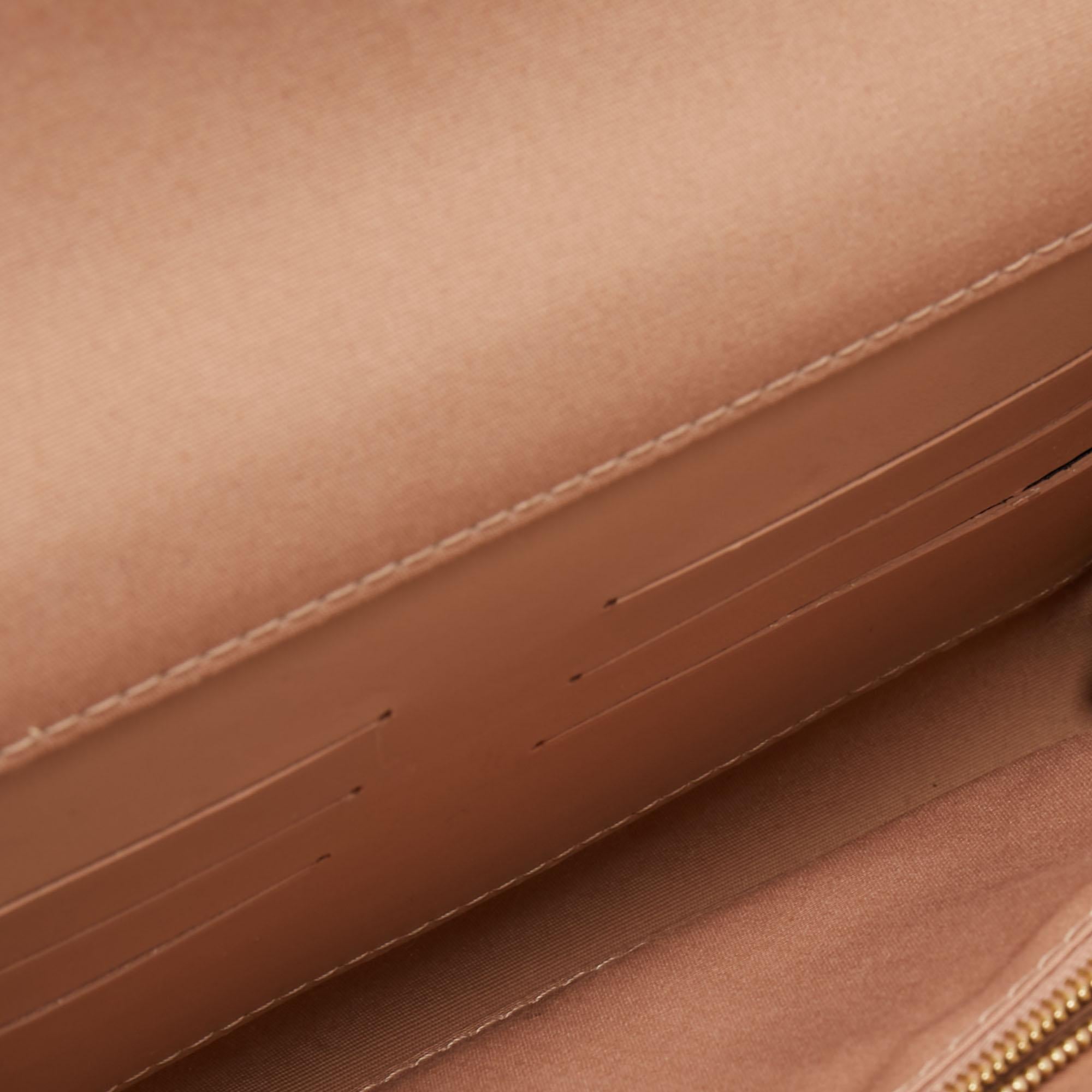 Louis Vuitton Beige Poudre Patent Leather Louise Clutch In Good Condition In Dubai, Al Qouz 2