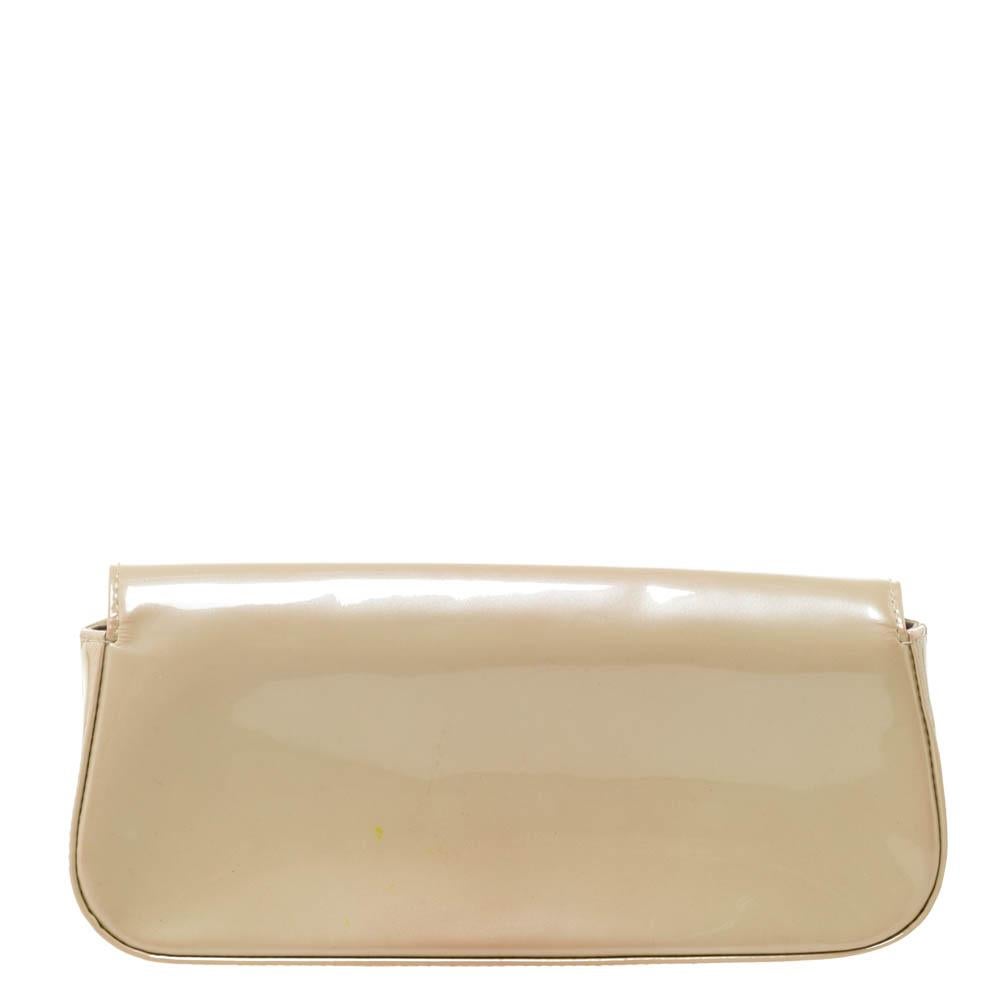 Well-crafted and overflowing with style this Sobe clutch is from Louis Vuitton. It has a patent leather exterior, a fabric interior, and a large LV adorned on the flap. This creation will lift all your gowns and elegant outfits.

