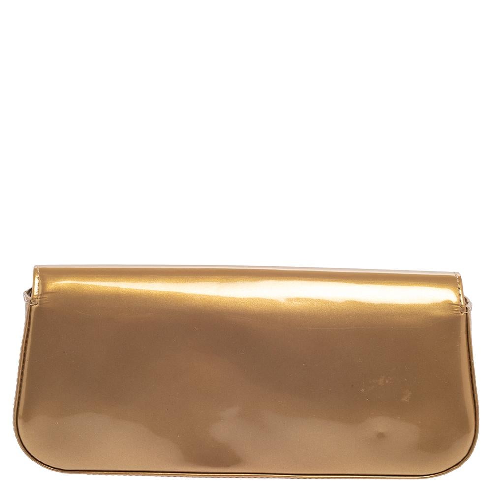 This exquisite Sobe clutch from Louis Vuitton is a must-have and will make sure you are the talk of the town. It comes in the brand's signature Vernis finish and has a simple design. The brand's logo is beautifully displayed on the flap which opens