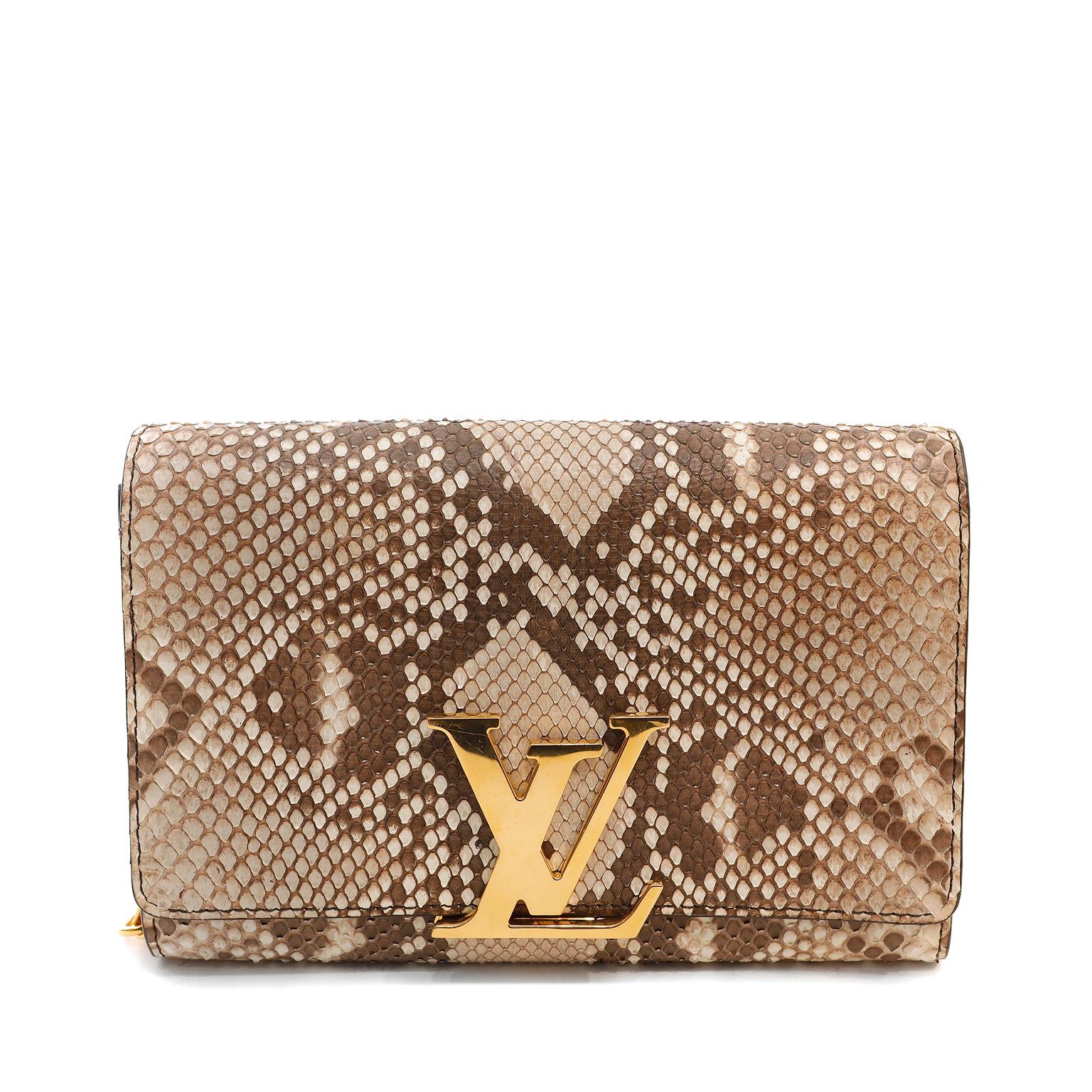 Diese authentische Louis Vuitton Beige Python Louise GM ist in ausgezeichnetem plus Zustand.  Diese neutrale Kettentasche in der GM Silhouette ist perfekt skaliert und passt zu jeder Gelegenheit.  Beigefarbenes und braunes Pythonleder mit