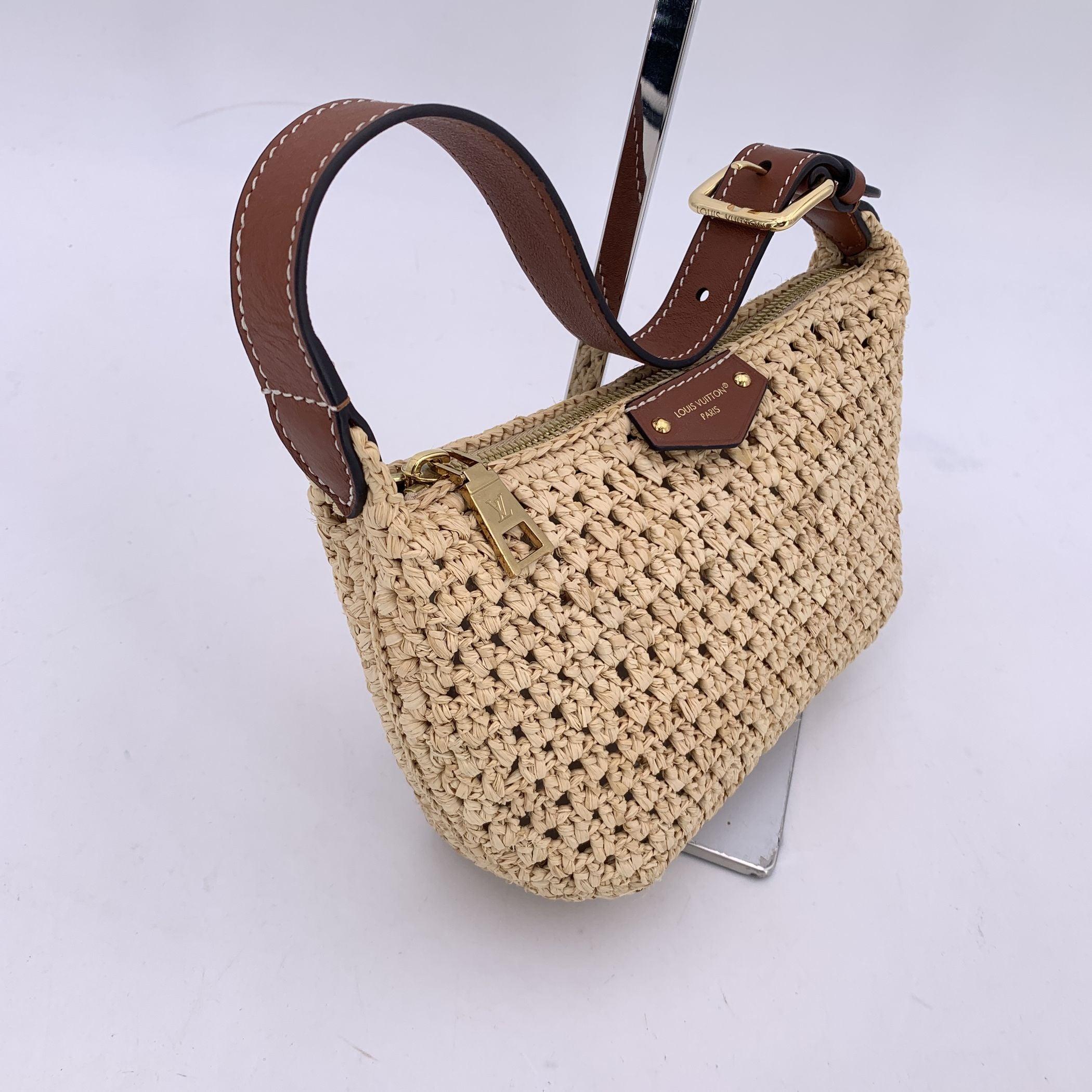 Louis Vuitton Beige Raffia Straw Hills Pochette Shoulder Bag M14304 For Sale 3