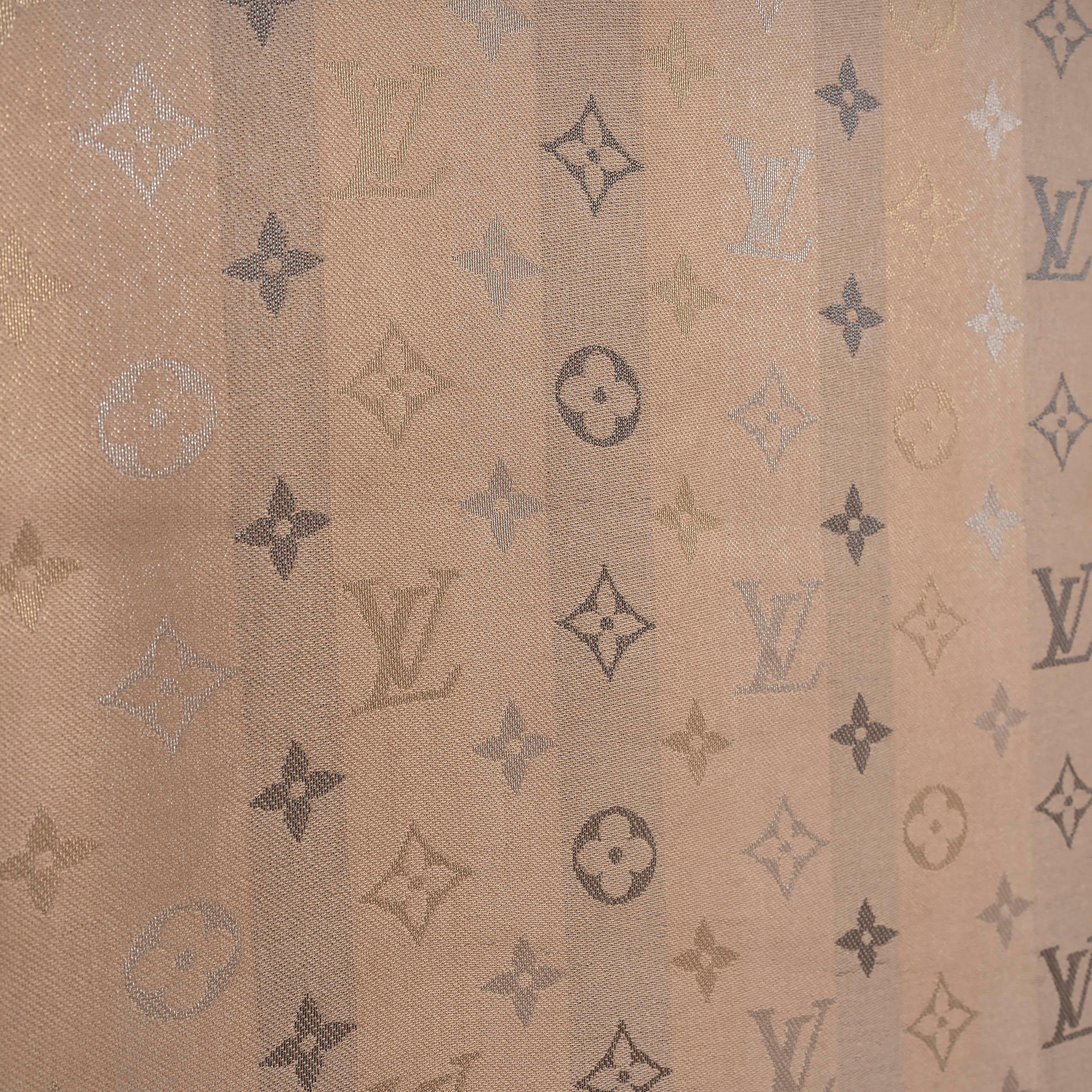 This 100% authentic Louis Vuitton Monogram So Shine shawl is crafted from a luxurious blend of beige and metallic silver silk (50%), viscose (24%), wool (16%), and polyester (10%). Featuring the iconic Monogram pattern, this elegant shawl offers a