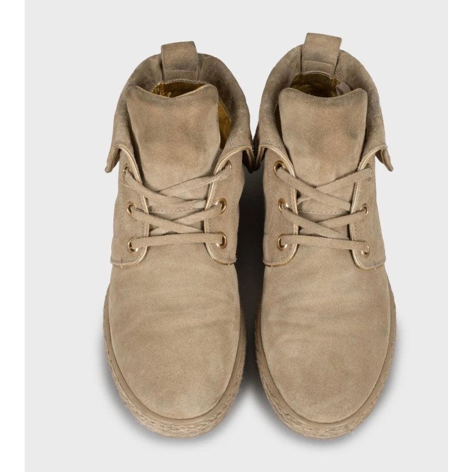 Eleva tu estilo con estos elegantes botines Louis Vuitton. Confeccionados en lujoso ante beige, presentan el emblemático detalle Empreinte en relieve, una parte delantera con cordones y elegantes herrajes dorados. ¡Perfecto para añadir un toque de