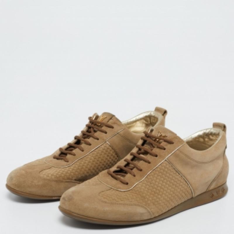¡Louis Vuitton te trae estas zapatillas súper elegantes para elevar tu aspecto! Están confeccionadas con ante marrón en una silueta de caña baja. Llevan cierres de cordones en la parte delantera. Camina con estilo y confianza con estas elegantes 