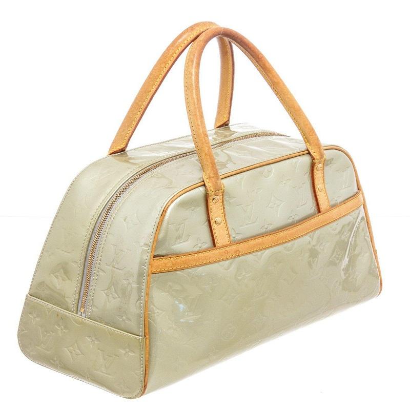 Louis Vuitton Beige Vernis Patent Leather Tompkins Satchel Bag with tan vachetta leather trim, brass hardware, dual rolled top handles, single exterior pocket, leather lining, dual pockets at interior wall and two-way zip closure at top.


30416MSC