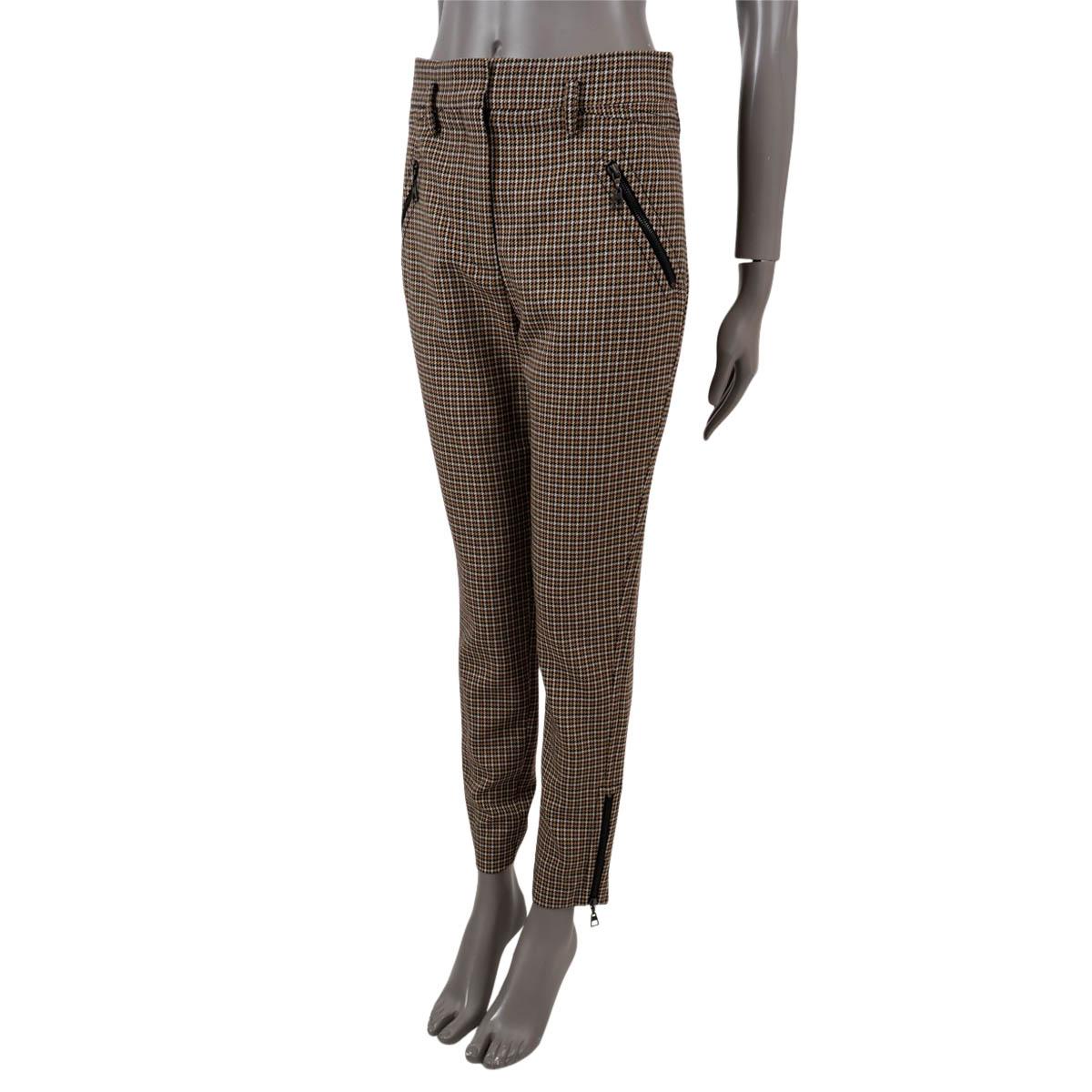 Pantalon pied-de-poule Louis Vuitton 100% authentique en laine beige, crème, noire et marron chocolat (100%). Il présente une jambe fuselée avec des fermetures à glissière aux poignets, deux poches zippées sur le devant et des passants de ceinture.