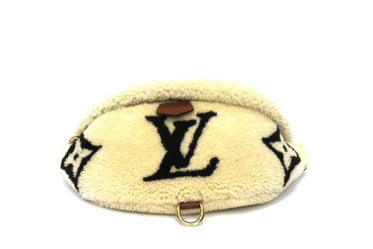 Women's or Men's Louis Vuitton Beige Wool  Bum Bag For Sale