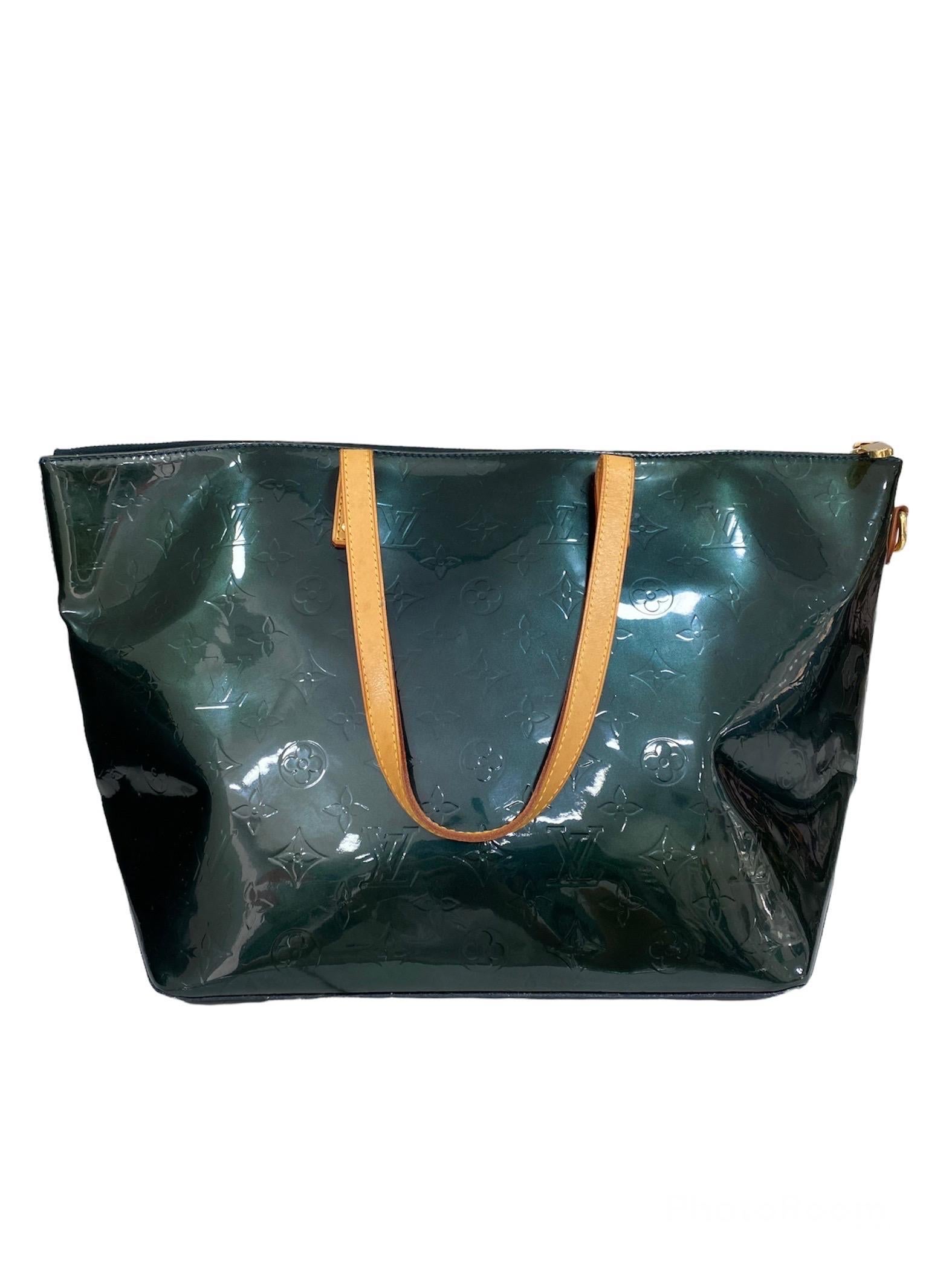 Shopper bag signed Louis Vuitton, Bellevou model, made of bottle green patent leather with cowhide inserts and golden hardware.

Equipped with a zip closure, internally lined in green fabric, very roomy.

Equipped with double thin cowhide handle and