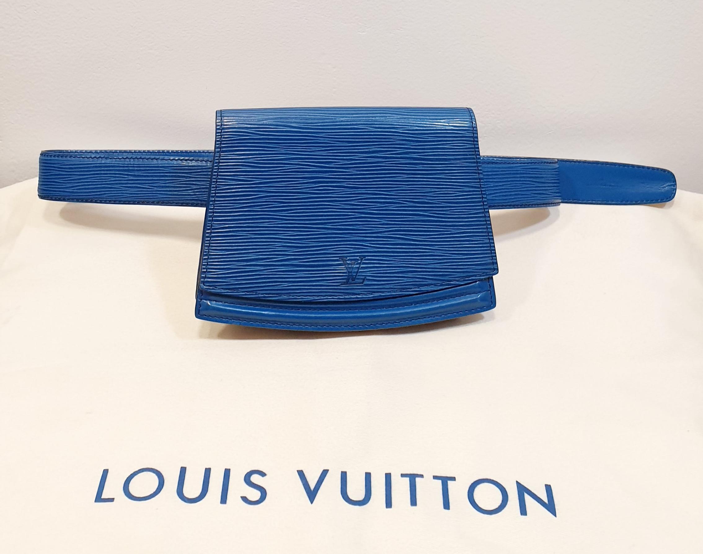 Louis Vuitton belt bag in Tilsitt blue Epi leather
The belt metal area has faded the golden lacquer 
Rare and hard to find, this crescent-shaped fanny pack comes with a removable belt that can also be worn separately.
This mini bag is the perfect