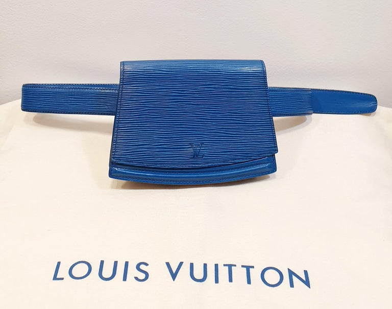 Louis Vuitton belt bag in Tilsitt blue Epi leather
Louis Vuitton belt bag in Tilsitt blue Epi leather in very good condition.
Rare and hard to find, this crescent-shaped fanny pack comes with a removable belt that can also be worn separately.
This