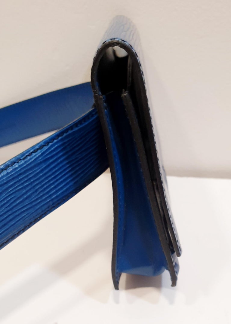 Louis Vuitton belt bag in Tilsitt blue Epi leather In Excellent Condition For Sale In  Bilbao, ES